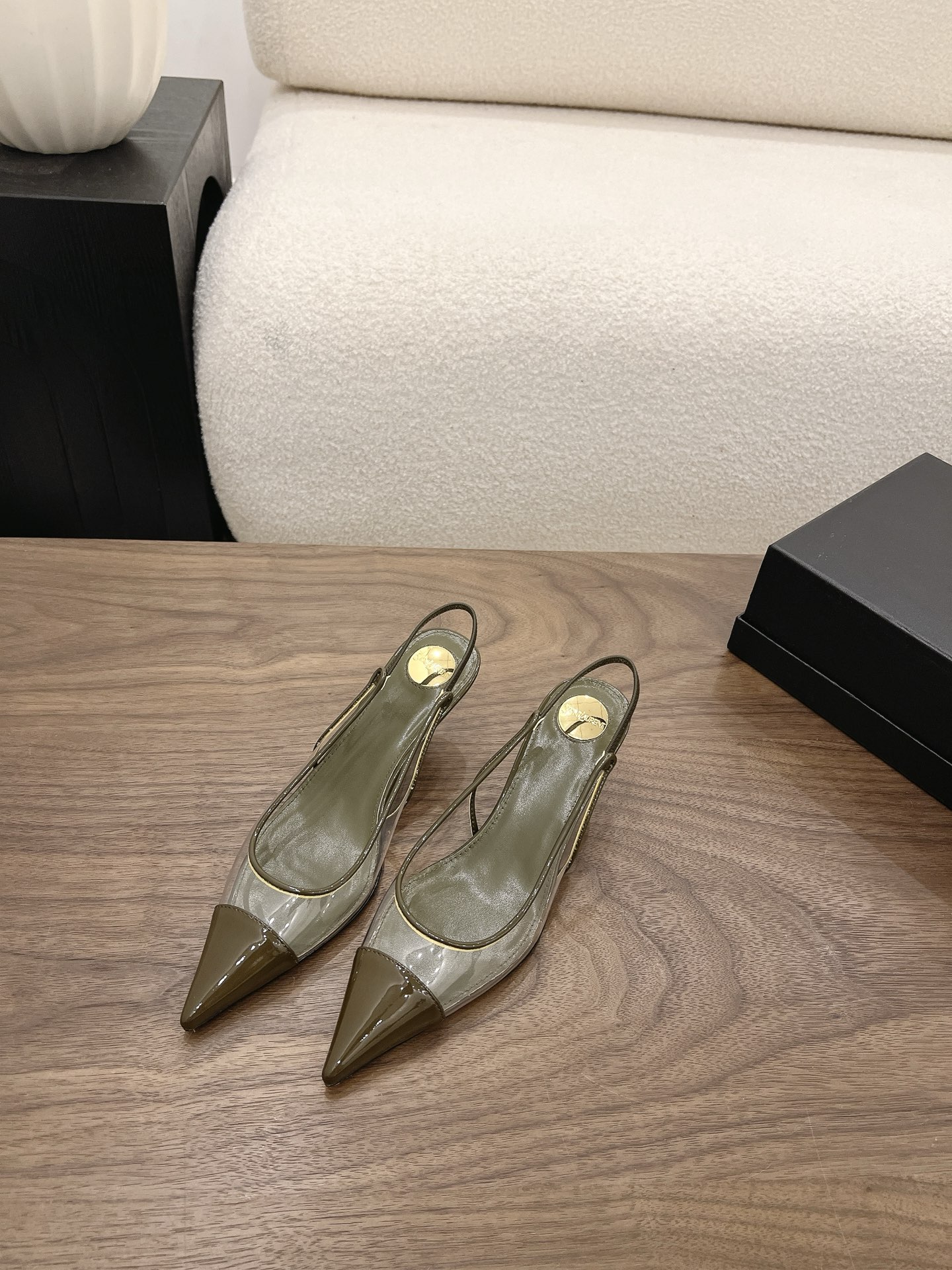 NO:904324,Saint Lauren*YSL's new summer style pointed-toe mesh color-blocked high-heeled sandals. The neat pointed-toe lines bring retro elegance. The classic black and white color scheme is calm and atmospheric, while the bright yellow contrasting color is bright and eye-catching. Both styles can easily adapt to your daily wear.  The thin back strap design can not only firmly fix the shoe body, but also visually lengthen the ankle line, modifying the slender and skinny foot shape. The pointed toe naturally extends the proportion of the leg, and is matched with a delicate stiletto heel, which brings a swaying femininity when walking, which can be held for commuting and dating. Upper: patent sheepskin/mesh lining sheepskin outsole genuine leather outsole size 35-40 (40 size customization is not returnable) Heel height 6cm, high-heeled sandals, saint  laurent,saint laurent,sandals,high heels,sheepskin,leather soles19860909Saint Lauren*YSL夏季新款尖头网纱拼色后绊带高跟凉鞋 利落尖头线条自带复古优雅气场.经典黑白配色沉稳大气,明黄撞色明媚吸睛,两种风格都能轻松适配你的日常穿搭. 细带后绊带设计既能牢牢固定鞋身,又能在视觉上拉长脚踝线条,修饰出纤细骨感的脚型.尖头鞋头自然延伸腿部比例,搭配精致细跟,走路时自带摇曳生姿的女人味,通勤约会都能hold住. 鞋面: 漆羊皮/网布 内里羊皮 大底真皮大底 size35-40码（40码定制不退换） 跟高6cm,高跟鞋凉鞋,saint laurent,saint laurent,sandals,high heels,sheepskin,Leather soles,Women's Shoes