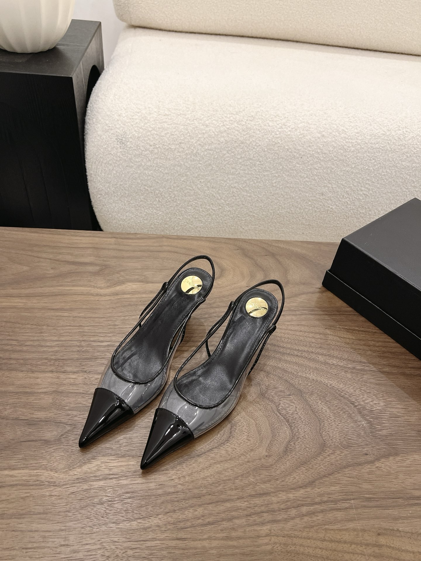 NO:904332,Saint Lauren*YSL's new summer style pointed-toe mesh color-blocked high-heeled sandals. The neat pointed-toe lines bring retro elegance. The classic black and white color scheme is calm and atmospheric, while the bright yellow contrasting color is bright and eye-catching. Both styles can easily adapt to your daily wear.  The thin strap back strap design can not only firmly fix the shoe body, but also visually lengthen the ankle line, modifying the slender and skinny foot shape. The pointed toe toe naturally extends the proportion of the leg, and is matched with a delicate stiletto heel. It has a swaying femininity when walking, which can be held for commuting and dating. Patent leather upper/mesh lining Sheepskin outsole Genuine leather outsole size 35-40 (customized size 40 is non-returnable) Heel height 6cm, high-heeled sandals, saint  laurent,saint laurent,sandals,high heels,sheepskin,leather soles19860909Saint Lauren*YSL夏季新款尖头网纱拼色后绊带高跟凉鞋 利落尖头线条自带复古优雅气场.经典黑白配色沉稳大气,明黄撞色明媚吸睛,两种风格都能轻松适配你的日常穿搭. 细带后绊带设计既能牢牢固定鞋身,又能在视觉上拉长脚踝线条,修饰出纤细骨感的脚型.尖头鞋头自然延伸腿部比例,搭配精致细跟,走路时自带摇曳生姿的女人味,通勤约会都能hold住. 鞋面漆皮/网布 内里羊皮 大底真皮大底 size35-40码（40码定制不退换） 跟高6cm,高跟鞋凉鞋,saint laurent,saint laurent,sandals,high heels,sheepskin,Leather soles,Women's Shoes