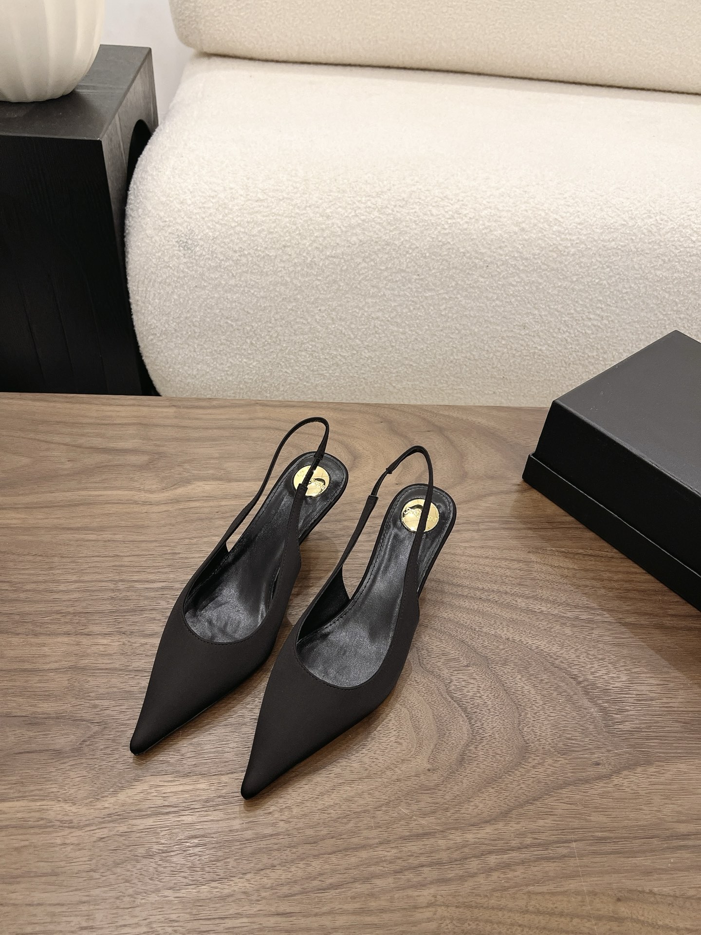 NO:904340,Saint Lauren*YSL's new summer satin pointed toe back strap high-heeled sandals. The delicate satin material has a soft light texture. When paired with a neat pointed toe shoe shape, it brings out a French high-end atmosphere. Paired with suit pants, you will be a capable and dashing workplace queen. Paired with a dress, you can instantly transform into a French retro beauty. It is suitable for switching between a variety of styles. It can easily adapt to different occasions.  The thin strap back strap design fits the ankle, which can not only firmly fix the shoe body, but also visually lengthen the leg line, modifying the slender and skinny foot shape. The pointed toe naturally extends the leg proportions, and is matched with a delicate stiletto heel. It has a swaying femininity when walking, and can be held for commuting and dating. Satin upper, sheepskin lining, genuine leather outsole, size 35-40 (40 size customization is non-returnable), heel height 6cm, high-heeled sandals, saint  laurent,saint laurent,sandals,high heels,skirts,business suit,sheepskin,silk fabric,Leather soles19860909Saint Lauren*YSL夏季新款缎面尖头后绊带高跟凉鞋 细腻缎面材质自带柔光质感,搭配利落尖头鞋型,一上脚就自带法式高级氛围.搭配西装裤是干练飒爽的职场女王,搭配连衣裙又能秒变法式复古美人,适配多种风格切换.轻松适配不同场合. 细带后绊带设计贴合脚踝,既能牢牢固定鞋身,又能在视觉上拉长腿部线条,修饰出纤细骨感的脚型.尖头鞋头自然延伸腿部比例,搭配精致细跟,走路时自带摇曳生姿的女人味,通勤约会都能hold住. 鞋面绸缎 内里羊皮 大底真皮大底 size35-40码（40码定制不退换） 跟高6cm,高跟鞋凉鞋,saint laurent,saint laurent,sandals,high heels,skirts,business suit,sheepskin,silk fabric,Leather soles,Women's Shoes