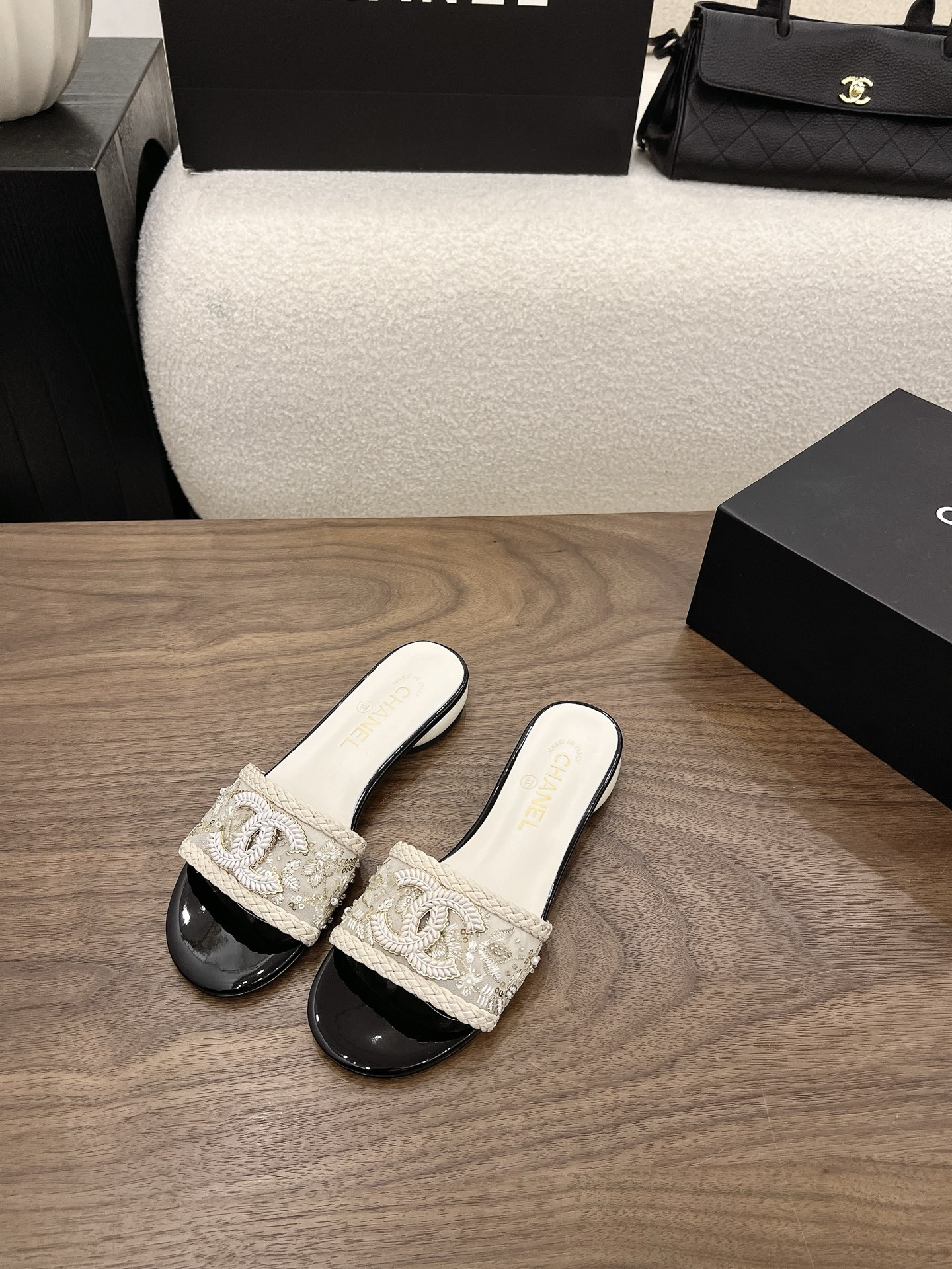 NO:904308,Spot Sale *|| Big pearl heel [Top high-end quality from a major manufacturer] New bead-woven flip-flops | Lazy and luxurious ceiling Abandon complicated designs and rely solely on texture to win. Rough-woven rope strap + dense rhinestone bead embroidered double C logo. Low-key and highly recognizable, so delicate that is visible to the naked eye. Spherical low heel, elegant and not tiring. White, white and rice colors are versatile and easy to wear. Lazy slip-on style, full of casual relaxation.  A must-have item for girls' summer shoe cabinets in light luxury. Tenderness and aura are online at the same time, and the sense of high-end cannot be hidden. Upper: sequin mesh, inner mesh, foot pad sheepskin. Outsole: Italian genuine leather sole. Heel height: 7cm/2.5cm. Packaging: Comes with airplane box 10 35, 36, 37, 38, 39, (34/40/41  Need to customize and communicate with customer service), slippers, slippers, sheepskin19860909Spot Sale  *||  大珍珠跟【大厂顶级高端品质】 新款珠织一字拖｜慵懒贵气天花板 摒弃繁杂设计,只靠质感取胜 粗编绳带+密集水钻珠绣双C标识 低调又极具辨识度,肉眼可见的精致 圆球形低跟,优雅不累脚 黑白米三色百搭不挑穿搭 懒人一脚蹬款式,随性松弛感拉满 轻奢女生夏日鞋柜必入单品 温柔与气场同时在线,高级感藏不住 鞋面: 亮片网面 内里网 垫脚羊皮 大底:意大利真皮底 跟高: 7cm/2.5cm 包装: 带飞机盒10 35、36、37、38、39、(34/40/41 需要定做跟客服♂沟通),拖鞋,slippers,sheepskin,Women's Shoes