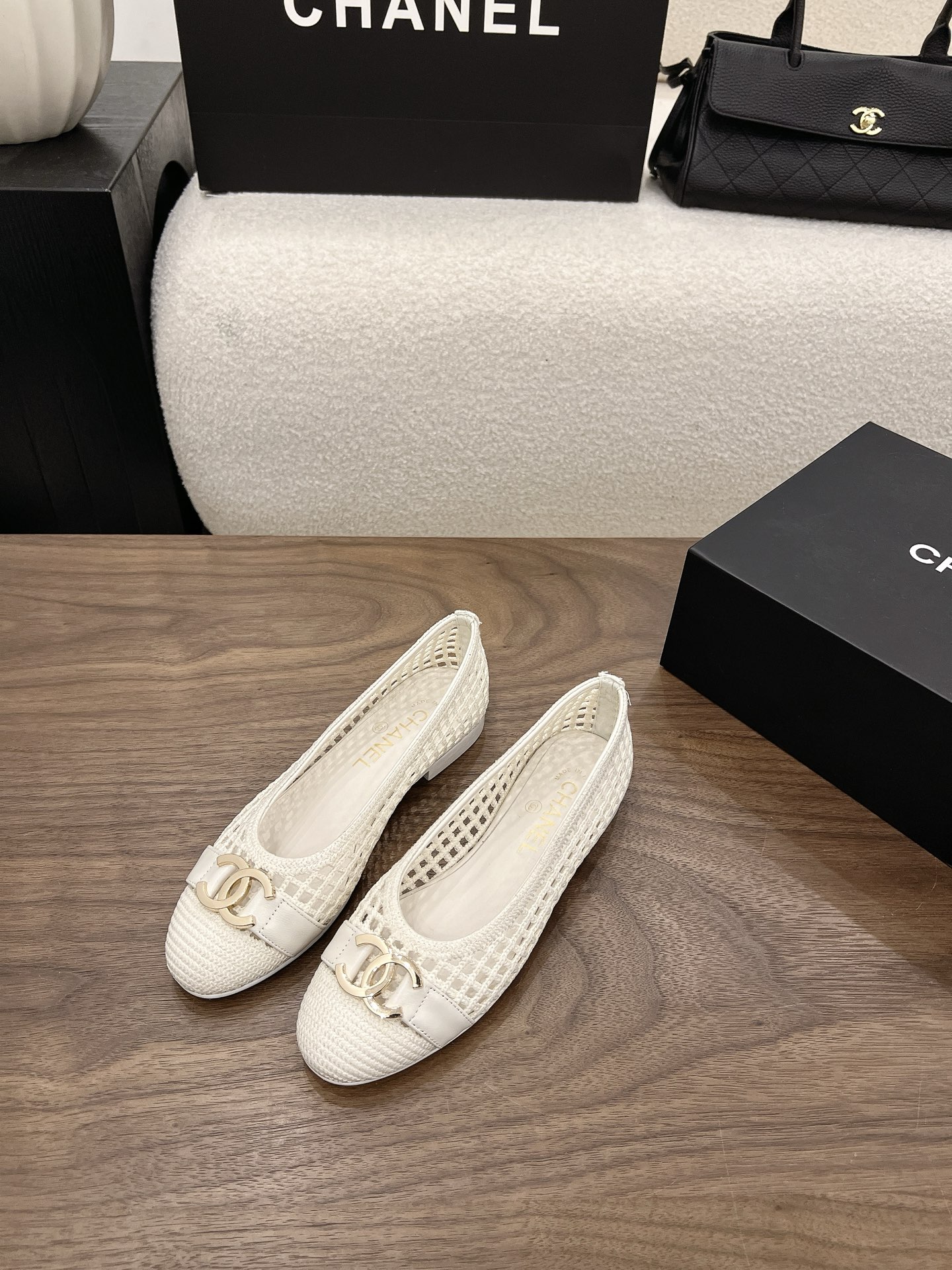 NO:904300,Spot Sale *|| [Top high-end quality from major manufacturers] Breathable shoes for summer have been mastered. New mesh hollow woven ballet flats. Breathable mesh woven + classic lambskin color-blocked toe. Metal double C buckle is exquisite and low-key, full of recognition. Three colors: milk white/naked apricot/classic black. It is light on the foot and not stuffy. The flat version is not tired after a day of running. It is perfect for dresses, suit pants, and jeans.  The French relaxed touch of gold comes easily, and it is perfect for daily wear. Gentle and refreshing, it is a breathable shoe for spring and summer~ Upper: mesh, inner mesh, sheepskin for foot pads. Outsole: Italian genuine leather sole. Heel height: 1.5cm. Packaging: With airplane box 10 35, 36, 37, 38, 39, (34/40/41  Need to customize and communicate with customer service), single shoes, flats, skirts, jeans, business suit, sheepskin19860909Spot Sale  *|| 【大厂顶级高端品质】 夏天本命透气单鞋被拿捏住了 新款网格镂空编织芭蕾平底鞋 透气网眼编织+经典小羊皮拼色鞋头 金属双C扣精致又低调,辨识度拉满 奶白/裸杏/经典黑三个色系 上脚轻盈不闷脚,平底版型暴走一天不累脚 配连衣裙、西装裤、牛仔裤都超适配 法式松弛千金感随手就来,通勤日常穿都很绝 温柔清爽,是属于春夏的透气小香鞋～ 鞋面: 网 内里网 垫脚羊皮 大底:意大利真皮底 跟高: 1.5cm 包装: 带飞机盒10 35、36、37、38、39、(34/40/41 需要定做跟客服♂沟通),单鞋,flats,skirts,jeans,business suit,sheepskin,Women's Shoes