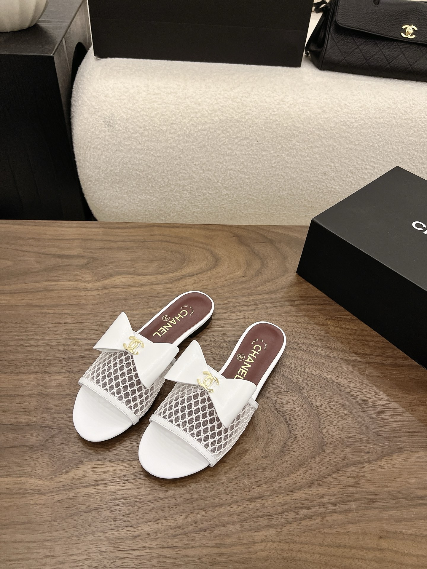 NO:904292,Spot Sale *|| Bow mesh [Top high-end quality from major manufacturers] Who can resist small fragrant slippers with bows!  Hollow mesh has a hazy fairy feel. Textured satin bow + double C metal logo, full of recognition. Low-heeled flat bottom is very comfortable, a must-have for lazy people when going out every day. Milky white pure desire | apricot color gentle | black cool and cool. Matching with a small skirt directly doubles the atmosphere. The natural sandals for summer exquisite girls, both appearance and practicality are online. Upper: mesh/cowhide, inner mesh, foot pad sheepskin. Outsole: Italian genuine leather sole.  Heel height: 1.5cm Packing: With airplane box 10 35, 36, 37, 38, 39, (34/40/41 need to be customized and communicate with customer service), slippers, slippers, skirts, cowhide, sheepskin19860909Spot Sale  *||  蝴蝶结网面【大厂顶级高端品质】 谁能拒绝带蝴蝶结的小香拖鞋啊！ 镂空网纱自带朦胧仙气感 质感缎面蝴蝶结+双C金属标,辨识度拉满 低跟平底巨舒服,日常出门懒人必备 奶白纯欲｜杏色温柔｜黑色酷飒 配小裙子氛围感直接翻倍 夏日精致女生的本命凉拖,颜值实用性双在线 鞋面: 网/牛皮 内里网 垫脚羊皮 大底:意大利真皮底 跟高: 1.5cm 包装: 带飞机盒10 35、36、37、38、39、(34/40/41 需要定做跟客服♂沟通),拖鞋,slippers,skirts,cowhide,sheepskin,Women's Shoes