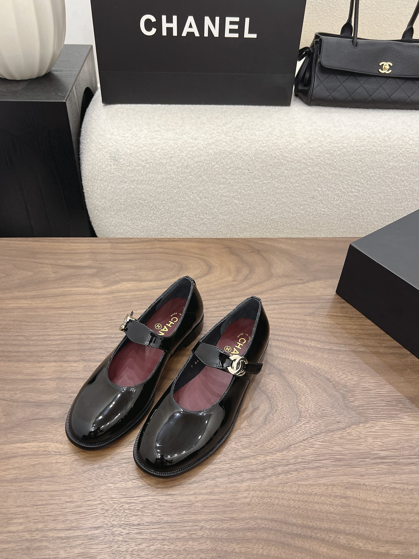 NO:921281,*|| Mary Jane [Top high-end quality from a major manufacturer] Glossy Mary Jane｜Retro girly look directly flattering Who can resist a pair of patent leather Mary Jane!  This pair of Chanel is really good at aesthetics. There are 6 colors, covering all styles, and you will go crazy when choosing. Classic bright black｜Never go out of style, super expensive with a suit for commuting. Pure white patent leather｜Korean good girl, gentle to the bone when paired with a dress. Burgundy brown｜Retro Hong Kong style, an artifact of autumn and winter coat atmosphere. Light gray cool tone｜Cool and high-end, niche style.  Peach pink｜Sweet girl's natural color, very girly, super eye-catching in spring and summer. The round-toe shoe shape is very wide and wide-footed, and does not squeeze the toes at all. The one-word buckle with metal double C logo, low-key and refined, perfect details. Flat and soft soles, shopping and walking all day long will not tire your feet. Suitable for pleated skirts, skirts, and jeans, and can be worn all year round. Retro French style + rich family dual style, a shoe cabinet is a must-have!  Upper: Patent leather/cow leather, lining sheepskin, padded sheepskin, outsole: Italian genuine leather sole, heel height: 2.5cm, packaging: with airplane box19860909*||  玛丽珍【大厂顶级高端品质】 亮面玛丽珍｜复古少女感直接拉满 谁能拒绝一双漆皮玛丽珍！香奈儿这双真的长在审美点上 足足6个配色,风格全覆盖,选择困难症直接纠结疯 经典亮黑｜永不过时,通勤搭配西装超显贵 纯白漆皮｜韩系乖乖女,配连衣裙温柔到骨子里 酒红棕｜复古港风,秋冬大衣氛围感神器 浅灰冷调｜清冷高级,小众不撞款 蜜桃粉｜甜妹本命色,少女感爆棚,春夏穿超亮眼 圆头鞋型巨包容宽脚肉脚,完全不挤脚趾 一字搭扣搭配金属双C标,低调精致,细节满分 平底软底,逛街暴走一整天都不累脚 配百褶裙、半身裙、牛仔裤都适配,一年四季都能穿 复古法式+富家千金双重风格,鞋柜必须囤！ 鞋面: 漆皮/牛皮 内里羊皮 垫脚羊皮 大底:意大利真皮底 跟高: 2.5cm 包装: 带飞机盒10 35、36、37、38、39、(34/40/41 需要定做跟客服♂沟通),玛丽珍,chanel,mary jane,skirts,jeans,business suit,cowhide,sheepskin,Women's Shoes
