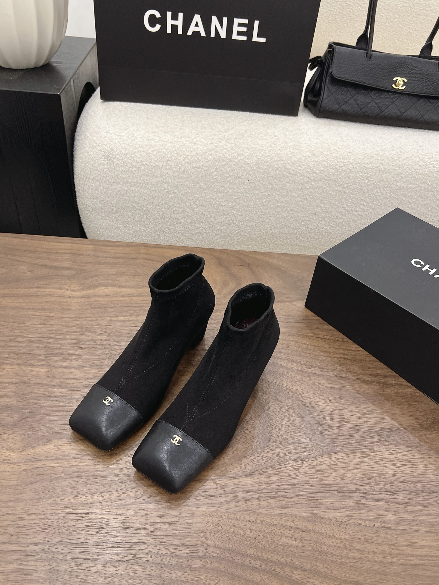 NO:921267,Chanel [Top high-end quality from a major manufacturer] A complete set of gold-toed Oxford shoes, real shots!  They are so beautiful that they are so beautiful. I found Chanel’s treasured leather shoes and collected them in three colors at once. The metallic gold square toe contrasting design is very recognizable and brings a retro feel. The thick mid-heel is very friendly to flat shoe lovers, and shopping is not tiring at all. The soft cowhide is comfortable on the feet, and the lace-up version does not pick the foot type. There are three colors of black and white milk tea, you can wear it casually for daily use, dating, and commuting, and you won’t step in with your eyes closed!  Upper: cowhide, lining sheepskin, padding sheepskin, outsole: Italian leather sole, heel height: 5.5cm, packaging: with airplane box 10 35, 36, 37, 38, 39, (34/40/41 need to be customized and communicate with customer service), boots, chanel, chanel, boots, flats, cowhide, sheepskin19860909chanel【大厂顶级高端品质】 金头牛津鞋全套实拍！美到纠结 挖到香奈儿宝藏小皮鞋,一次性集齐三个配色 金属金方头撞色设计辨识度超高,复古感直接拉满 粗中跟对平底鞋爱好者太友好,逛街完全不累脚 软牛皮上脚舒服,系带版型不挑脚型 黑白奶茶三种色系,日常、约会、通勤随便穿,闭眼入不踩雷！ 鞋面: 牛皮 内里羊皮 垫脚羊皮 大底:意大利真皮底 跟高: 5.5cm 包装: 带飞机盒10 35、36、37、38、39、(34/40/41 需要定做跟客服♂沟通),靴子,chanel,chanel,boots,flats,cowhide,sheepskin,Women's Shoes