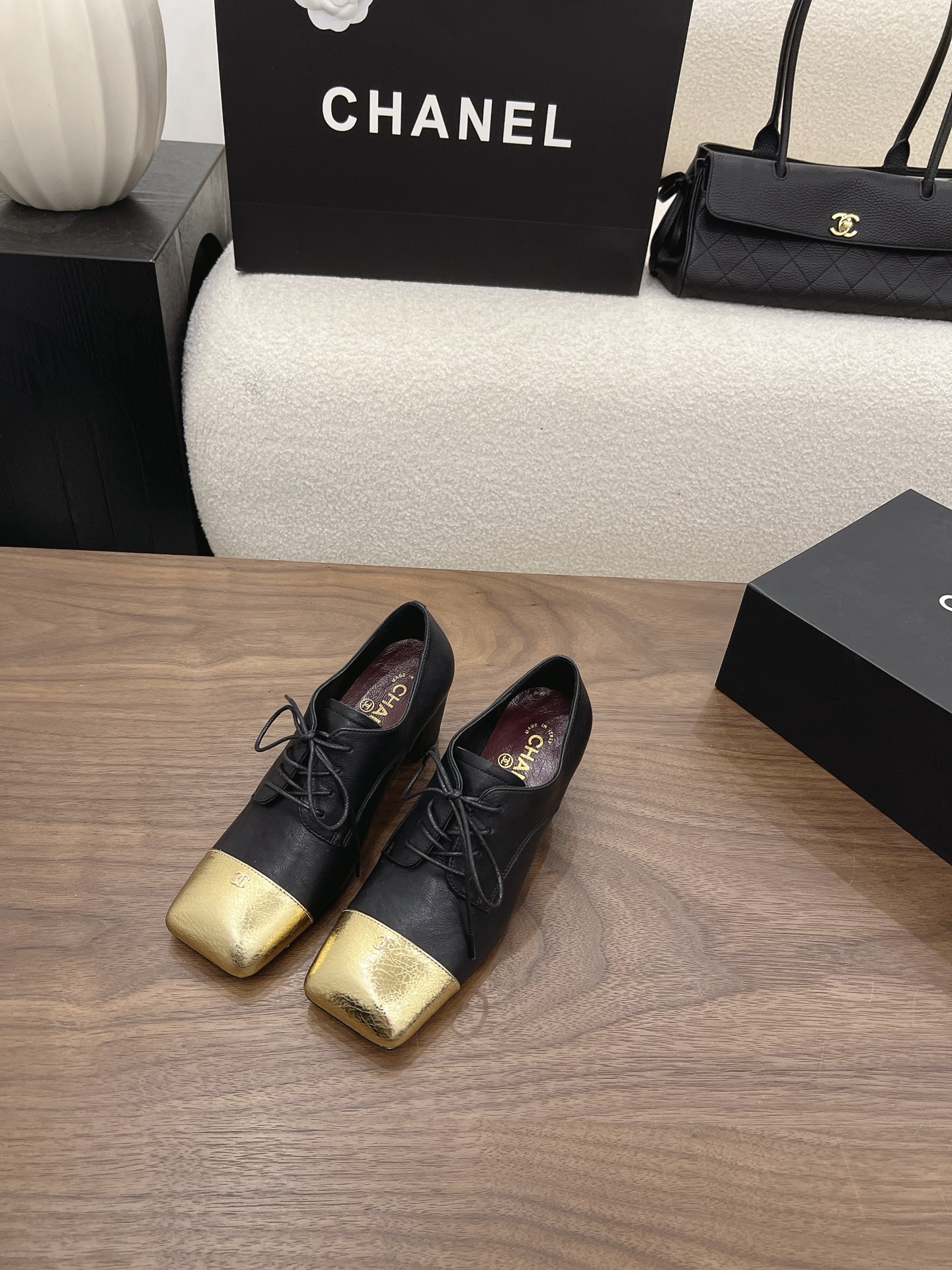 NO:921264,*|| [Top high-end quality from major manufacturers] Full set of gold-toed Oxford shoes, real shot!  They are so beautiful that they are so beautiful. I found Chanel’s treasured leather shoes and collected them in three colors at once. The metallic gold square toe contrasting design is very recognizable and brings a retro feel. The thick mid-heel is very friendly to flat shoe lovers, and shopping is not tiring at all. The soft cowhide is comfortable on the feet, and the lace-up version does not pick the foot type. There are three colors of black and white milk tea, you can wear it casually for daily use, dating, and commuting, and you won’t step in with your eyes closed!  Upper: cowhide, lining sheepskin, padding sheepskin, outsole: Italian leather sole, heel height: 2cm/5cm, packaging: with airplane box19860909*|| 【大厂顶级高端品质】 金头牛津鞋全套实拍！美到纠结 挖到香奈儿宝藏小皮鞋,一次性集齐三个配色 金属金方头撞色设计辨识度超高,复古感直接拉满 粗中跟对平底鞋爱好者太友好,逛街完全不累脚 软牛皮上脚舒服,系带版型不挑脚型 黑白奶茶三种色系,日常、约会、通勤随便穿,闭眼入不踩雷！ 鞋面: 牛皮 内里羊皮 垫脚羊皮 大底:意大利真皮底 跟高: 2cm/5cm 包装: 带飞机盒10 35、36、37、38、39、(34/40/41 需要定做跟客服♂沟通),玛丽珍,chanel,mary jane,flats,cowhide,sheepskin,Women's Shoes