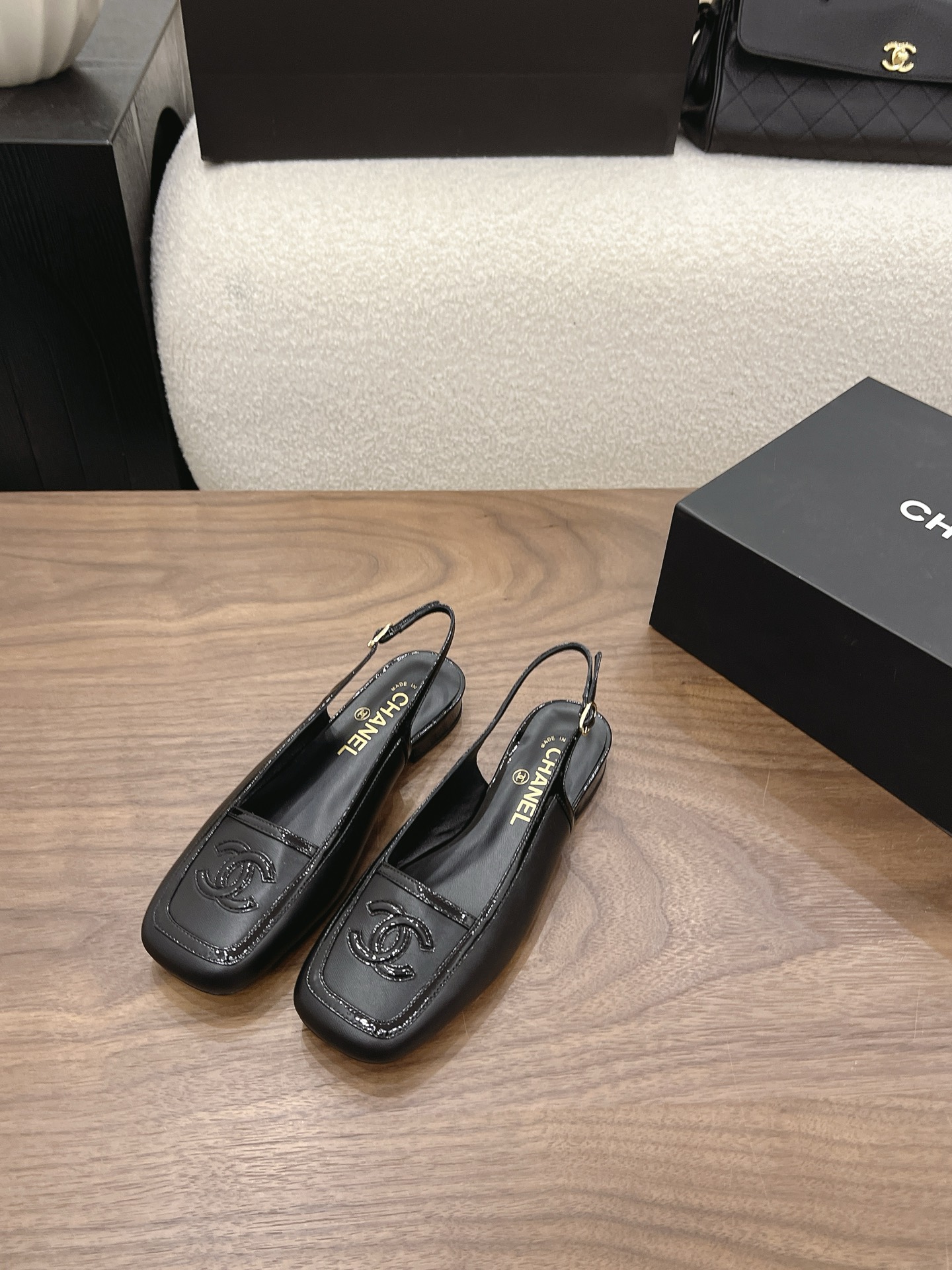 NO:925140,Spot Sale *|| [Top high-end quality from major manufacturers] Upper: cowhide, lining sheepskin, padding sheepskin Outsole: Italian genuine leather sole Heel height: 1cm Packing: with airplane box 10 35, 36, 37, 38, 39, (34/40/41 need to be customized and communicate with customer service), single sandals, sandals, cowhide, sheepskin19860909Spot Sale  *|| 【大厂顶级高端品质】 鞋面: 牛皮 内里羊皮 垫脚羊皮 大底:意大利真皮底 跟高: 1cm 包装: 带飞机盒10 35、36、37、38、39、(34/40/41 需要定做跟客服♂沟通),单鞋凉鞋,sandals,cowhide,sheepskin,Women's Shoes