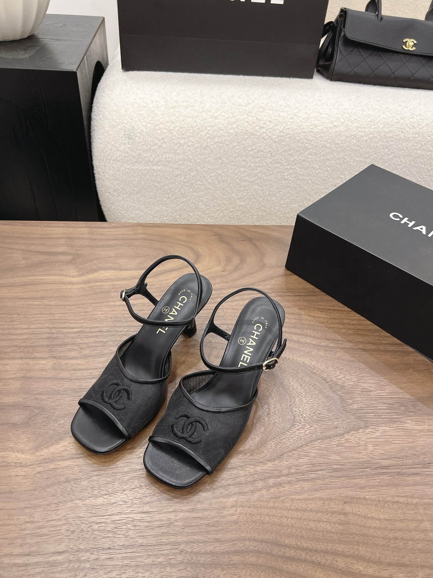 NO:930081,Spot Sale *|| 26B Mesh square toe [top high-end quality from major manufacturers] Upper: Mesh Lining: Mesh Sheepskin Outsole: Italian leather sole Heel height: 7cm Packing: With airplane box 10 35, 36, 37, 38, 39, (34/40/41 need to be customized and communicate with customer service), sandals, sandals, sheepskin19860909Spot Sale  *||  26B 网面方头【大厂顶级高端品质】 鞋面: 网 内里: 网 垫脚羊皮 大底:意大利真皮底 跟高: 7cm 包装: 带飞机盒10 35、36、37、38、39、(34/40/41 需要定做跟客服♂沟通),凉鞋,sandals,sheepskin,Women's Shoes