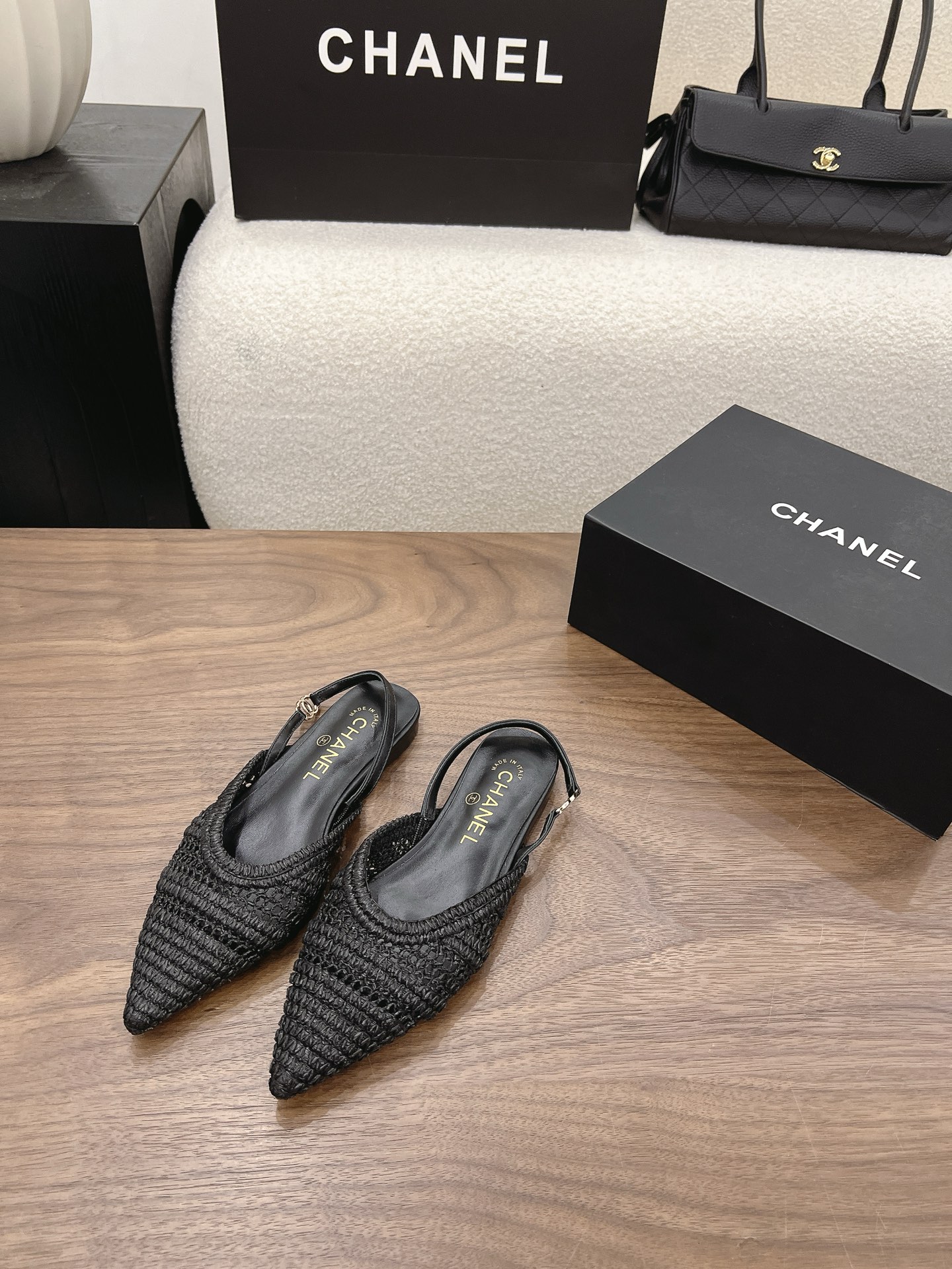 NO:930091,Spot Sale *|| 26B Logo pointed toe [Top high-end quality from major manufacturers] Upper: Woven Lining: Logo padded sheepskin Outsole: Italian genuine leather sole Heel height: 1cm Packing: With airplane box 10 35, 36, 37, 38, 39, (34/40/41 need to be customized and communicate with customer service), sandals, sandals, sheepskin19860909Spot Sale  *||  26B 标志尖头【大厂顶级高端品质】 鞋面: 编织 内里: 标志 垫脚羊皮 大底:意大利真皮底 跟高: 1cm 包装: 带飞机盒10 35、36、37、38、39、(34/40/41 需要定做跟客服♂沟通),凉鞋,sandals,sheepskin,Women's Shoes