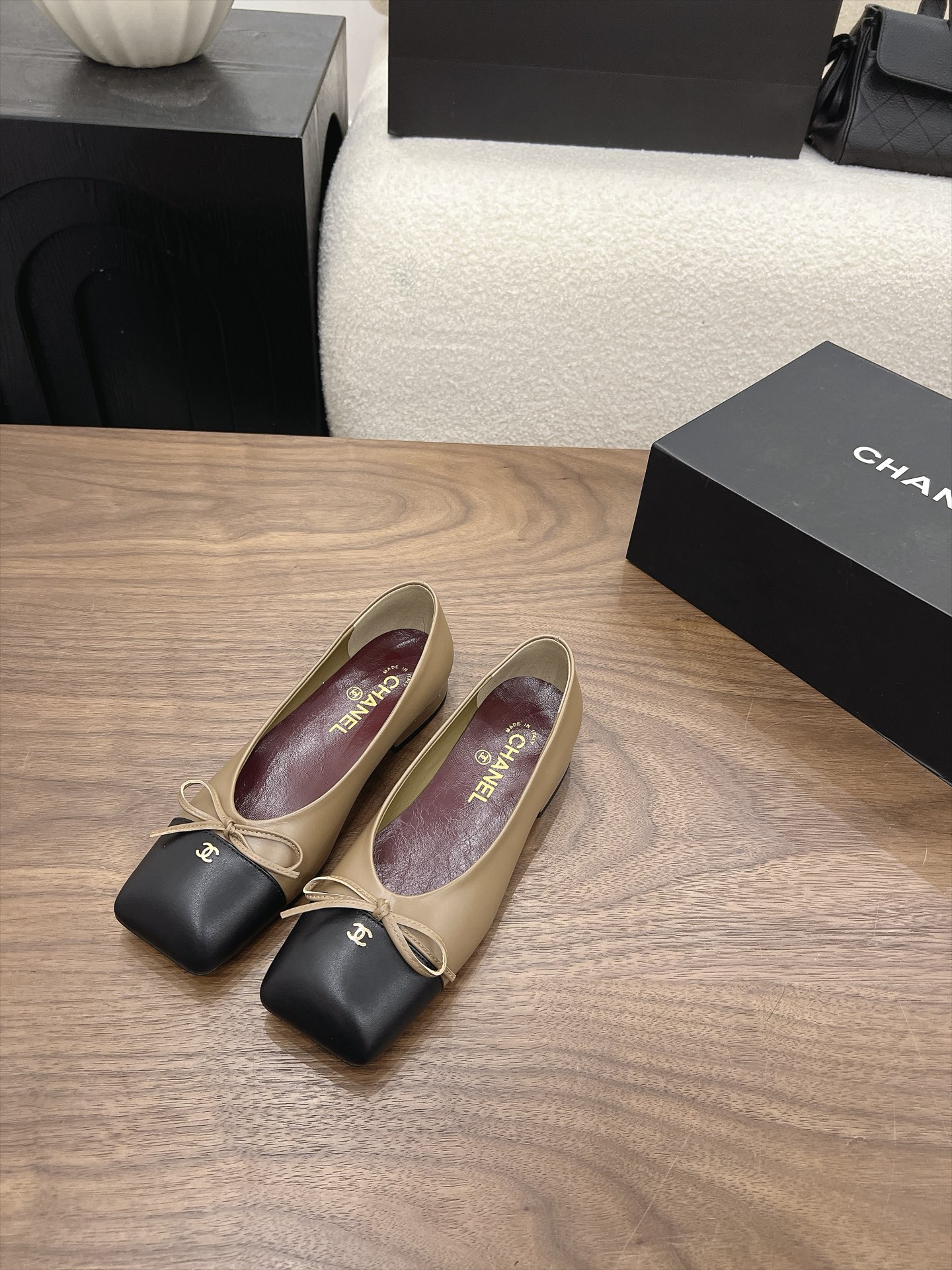 NO:958177,Chanel square toe flat model [top high-end quality from major manufacturers] Upper: cowhide, sheepskin lining, padding sheepskin Outsole: Italian genuine leather sole Heel height: 2cm Packing: with airplane box19860909Chanel  方头平底款【大厂顶级高端品质】 鞋面: 牛皮 内里羊皮 垫脚羊皮 大底:意大利真皮底 跟高: 2cm 包装: 带飞机盒10 35、36、37、38、39、(34/40/41 需要定做跟客服♂沟通),玛丽珍,chanel,mary jane,cowhide,sheepskin,Women's Shoes