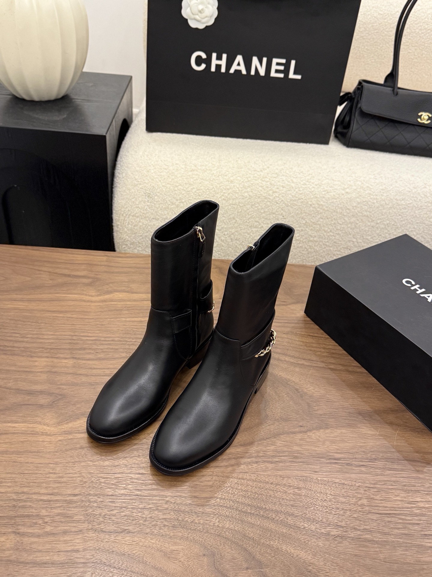 NO:958359,Spot Sale *|| Chain boots [top high-end quality from major manufacturers] Upper: cowhide, sheepskin lining, padding sheepskin Outsole: Italian genuine leather sole Heel height: 3cm Packing: with airplane box 10 35, 36, 37, 38, 39, (34/40/41 need to be customized and communicate with customer service), boots, boots, cowhide, sheepskin19860909Spot Sale  *||  链条靴【大厂顶级高端品质】 鞋面: 牛皮 内里羊皮 垫脚羊皮 大底:意大利真皮底 跟高: 3cm 包装: 带飞机盒10 35、36、37、38、39、(34/40/41 需要定做跟客服♂沟通),靴子,boots,cowhide,sheepskin,Women's Shoes