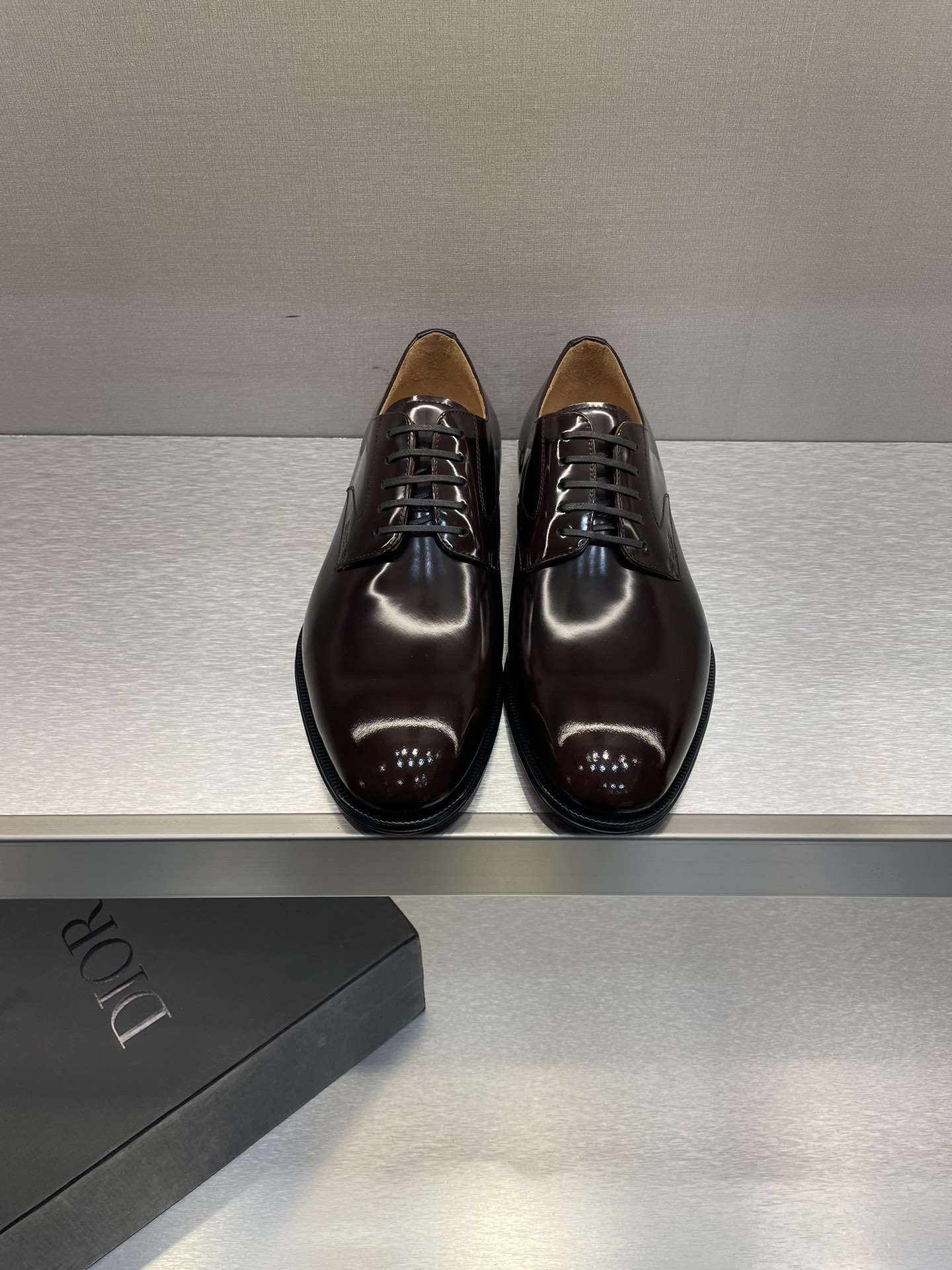 NO:274678,D-home men's leather shoes reinterpret the elegant brand logo, paired with a striking silhouette and elegant cowhide inner. It is carefully crafted from black cowhide and cowhide beads. It can add a modern style to various styles this season. Size: 39-44 (customized by 38.45).,,dior,cowhide19860909D家男款皮鞋 重新诠释优雅的品牌标识,搭配醒目的廓形和高雅的牛皮内里.采用黑色牛皮和牛皮开边珠精心制作.可为本季各式造型增添现代风格. Size:39-44(38.45定制）.,,dior,cowhide,Men's shoes