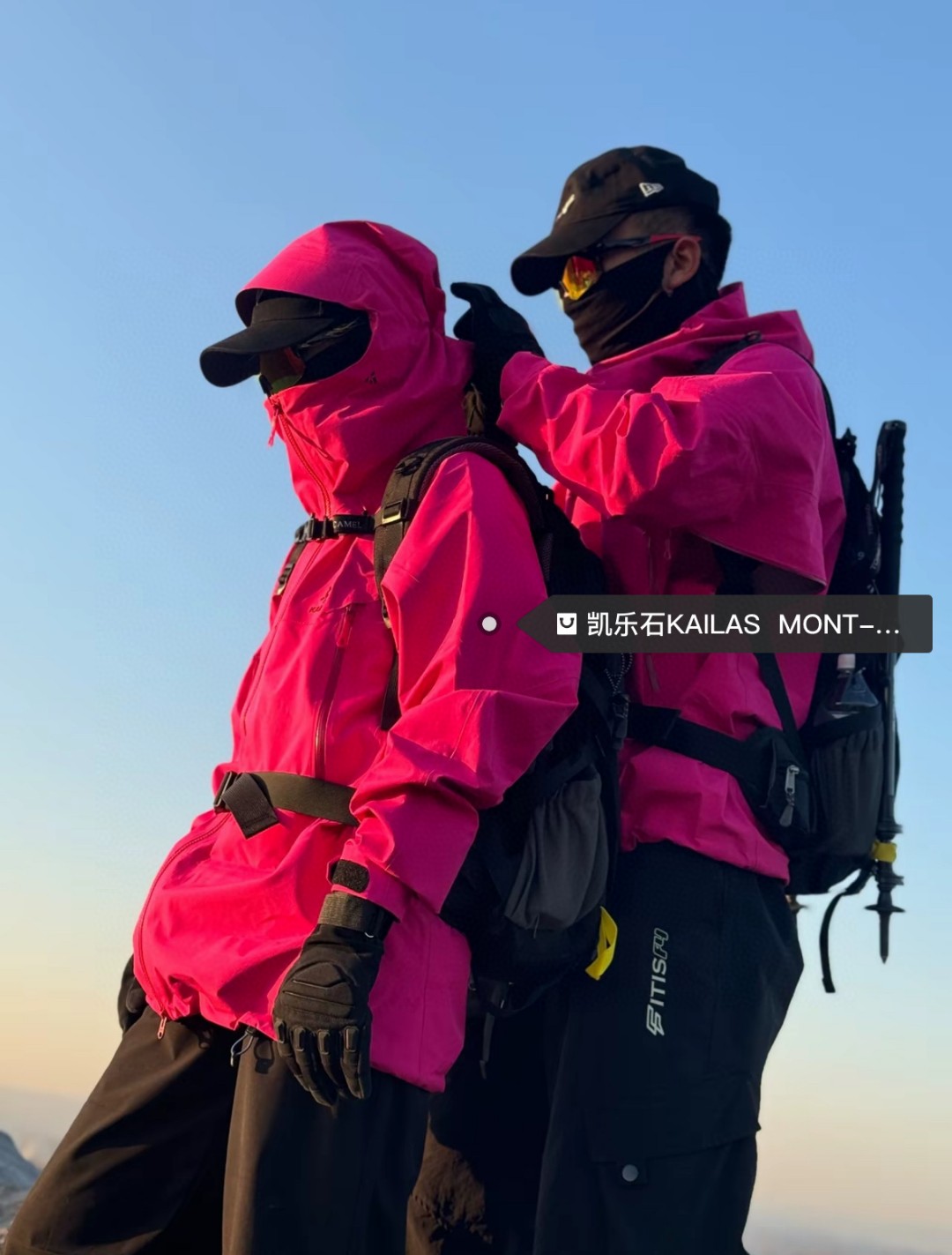 415💰
- 凯乐石KAILAS  MONT-X 系列 运动户外全天候硬壳专业防水防风透气登山冲锋衣外套 男女同款 -

  热度款 一件难求！凯乐石MONT X，为应对极端突变天气而生。
▪氧化橙很亮眼，终于有一件属于自己的橙色raincoat啦。城市日常也很百搭。
▪硬壳耐磨耐造，袖口、衣内也均设有口袋。腋下拉链更加透气，还有可拆卸防风裙。性能很高。
高开交叉口袋 扩容设计 背负状态下	也能轻松取物！
360°三维风帽	帽随脸动 视野无阻碍 可兼容头盔！
高领设计 增强保暖性 颈部拉链可在运动中快速调节体温！
3D立体剪裁工艺 贴合亚洲人身形更适合登山、滑雪、攀冰等高山活动 令面料更加贴合身体曲线 有效提高了吸湿排汗性能和保暖性能 同时模拟攀登姿势设计 让运动中的身体拥有更多的灵活性 没有任何束缚感！

颜色：绒嵩粉 冰湖绿 氧化橙
尺码：S-XL
       号型   插肩袖  胸围  衣长	
S    170/92A   79     116   75.5
M	175/96A    81     120  77.5
L	180/100A   83    124  79.5	
XL	185/104A   84.5  129   81