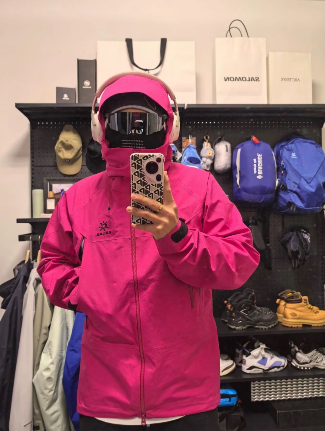 415💰
- 凯乐石KAILAS  MONT-X 系列 运动户外全天候硬壳专业防水防风透气登山冲锋衣外套 男女同款 -

  热度款 一件难求！凯乐石MONT X，为应对极端突变天气而生。
▪氧化橙很亮眼，终于有一件属于自己的橙色raincoat啦。城市日常也很百搭。
▪硬壳耐磨耐造，袖口、衣内也均设有口袋。腋下拉链更加透气，还有可拆卸防风裙。性能很高。
高开交叉口袋 扩容设计 背负状态下	也能轻松取物！
360°三维风帽	帽随脸动 视野无阻碍 可兼容头盔！
高领设计 增强保暖性 颈部拉链可在运动中快速调节体温！
3D立体剪裁工艺 贴合亚洲人身形更适合登山、滑雪、攀冰等高山活动 令面料更加贴合身体曲线 有效提高了吸湿排汗性能和保暖性能 同时模拟攀登姿势设计 让运动中的身体拥有更多的灵活性 没有任何束缚感！

颜色：绒嵩粉 冰湖绿 氧化橙
尺码：S-XL
       号型   插肩袖  胸围  衣长	
S    170/92A   79     116   75.5
M	175/96A    81     120  77.5
L	180/100A   83    124  79.5	
XL	185/104A   84.5  129   81