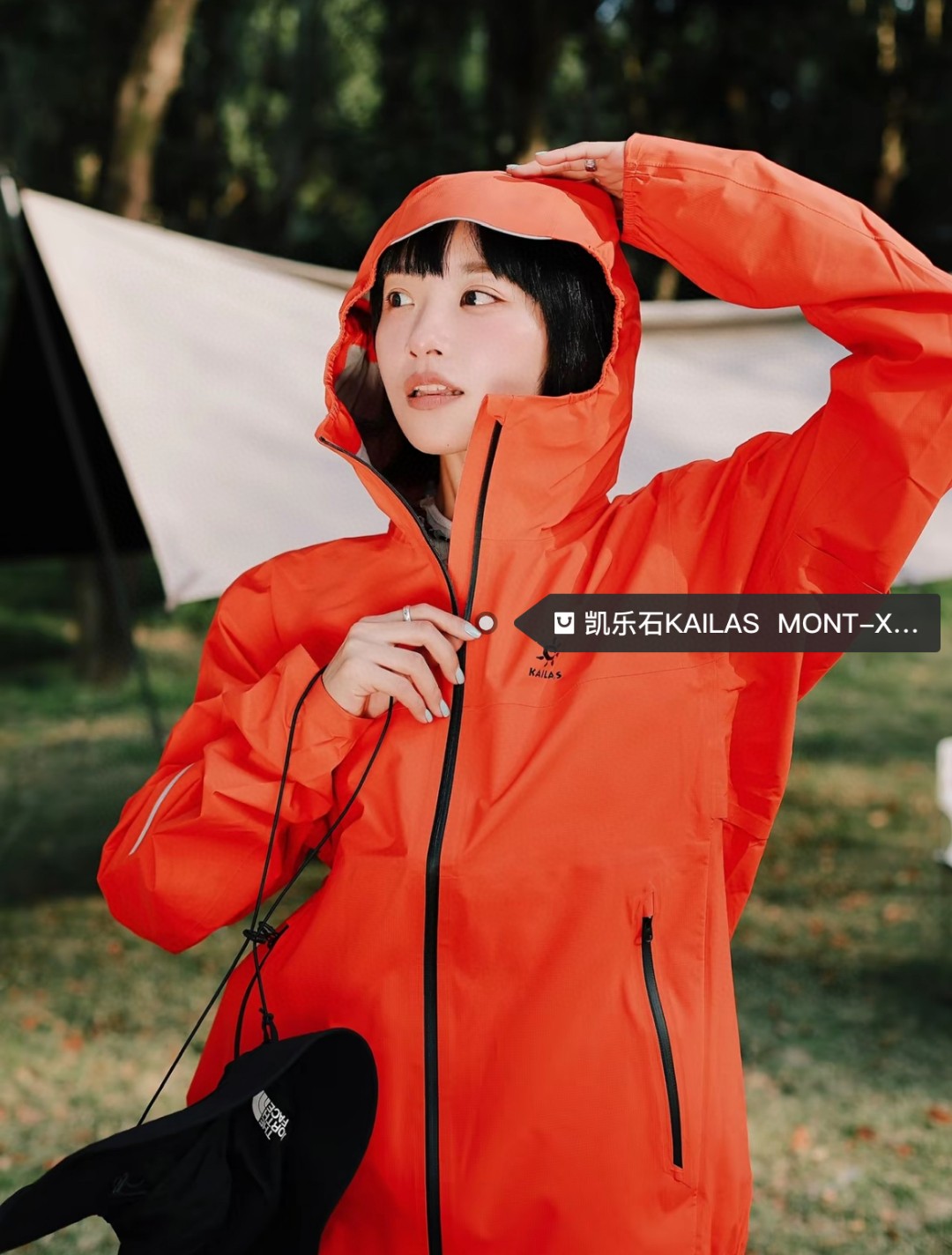415💰
- 凯乐石KAILAS  MONT-X 系列 运动户外全天候硬壳专业防水防风透气登山冲锋衣外套 男女同款 -

  热度款 一件难求！凯乐石MONT X，为应对极端突变天气而生。
▪氧化橙很亮眼，终于有一件属于自己的橙色raincoat啦。城市日常也很百搭。
▪硬壳耐磨耐造，袖口、衣内也均设有口袋。腋下拉链更加透气，还有可拆卸防风裙。性能很高。
高开交叉口袋 扩容设计 背负状态下	也能轻松取物！
360°三维风帽	帽随脸动 视野无阻碍 可兼容头盔！
高领设计 增强保暖性 颈部拉链可在运动中快速调节体温！
3D立体剪裁工艺 贴合亚洲人身形更适合登山、滑雪、攀冰等高山活动 令面料更加贴合身体曲线 有效提高了吸湿排汗性能和保暖性能 同时模拟攀登姿势设计 让运动中的身体拥有更多的灵活性 没有任何束缚感！

颜色：绒嵩粉 冰湖绿 氧化橙
尺码：S-XL
       号型   插肩袖  胸围  衣长	
S    170/92A   79     116   75.5
M	175/96A    81     120  77.5
L	180/100A   83    124  79.5	
XL	185/104A   84.5  129   81