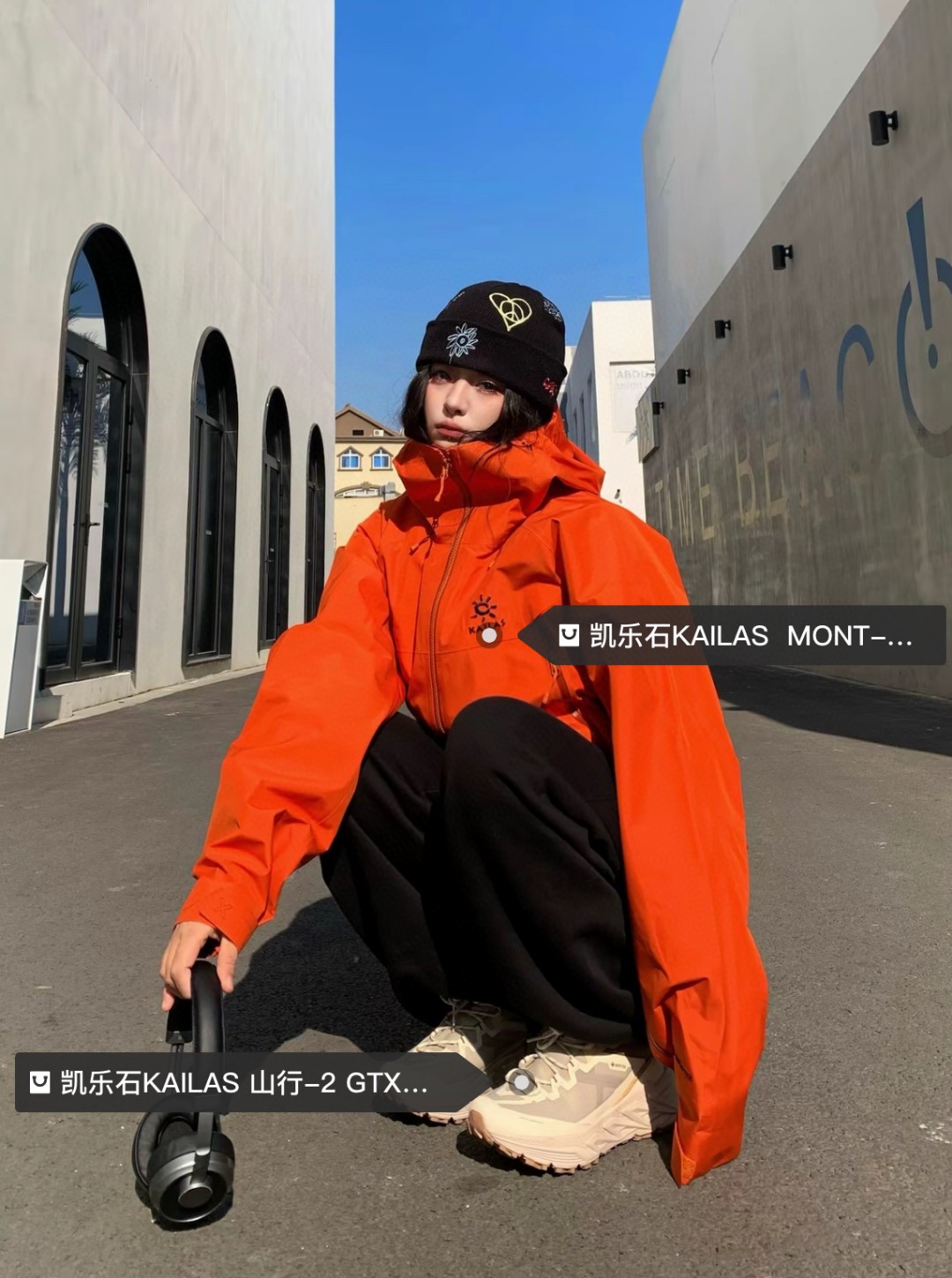 415💰
- 凯乐石KAILAS  MONT-X 系列 运动户外全天候硬壳专业防水防风透气登山冲锋衣外套 男女同款 -

  热度款 一件难求！凯乐石MONT X，为应对极端突变天气而生。
▪氧化橙很亮眼，终于有一件属于自己的橙色raincoat啦。城市日常也很百搭。
▪硬壳耐磨耐造，袖口、衣内也均设有口袋。腋下拉链更加透气，还有可拆卸防风裙。性能很高。
高开交叉口袋 扩容设计 背负状态下	也能轻松取物！
360°三维风帽	帽随脸动 视野无阻碍 可兼容头盔！
高领设计 增强保暖性 颈部拉链可在运动中快速调节体温！
3D立体剪裁工艺 贴合亚洲人身形更适合登山、滑雪、攀冰等高山活动 令面料更加贴合身体曲线 有效提高了吸湿排汗性能和保暖性能 同时模拟攀登姿势设计 让运动中的身体拥有更多的灵活性 没有任何束缚感！

颜色：绒嵩粉 冰湖绿 氧化橙
尺码：S-XL
       号型   插肩袖  胸围  衣长	
S    170/92A   79     116   75.5
M	175/96A    81     120  77.5
L	180/100A   83    124  79.5	
XL	185/104A   84.5  129   81