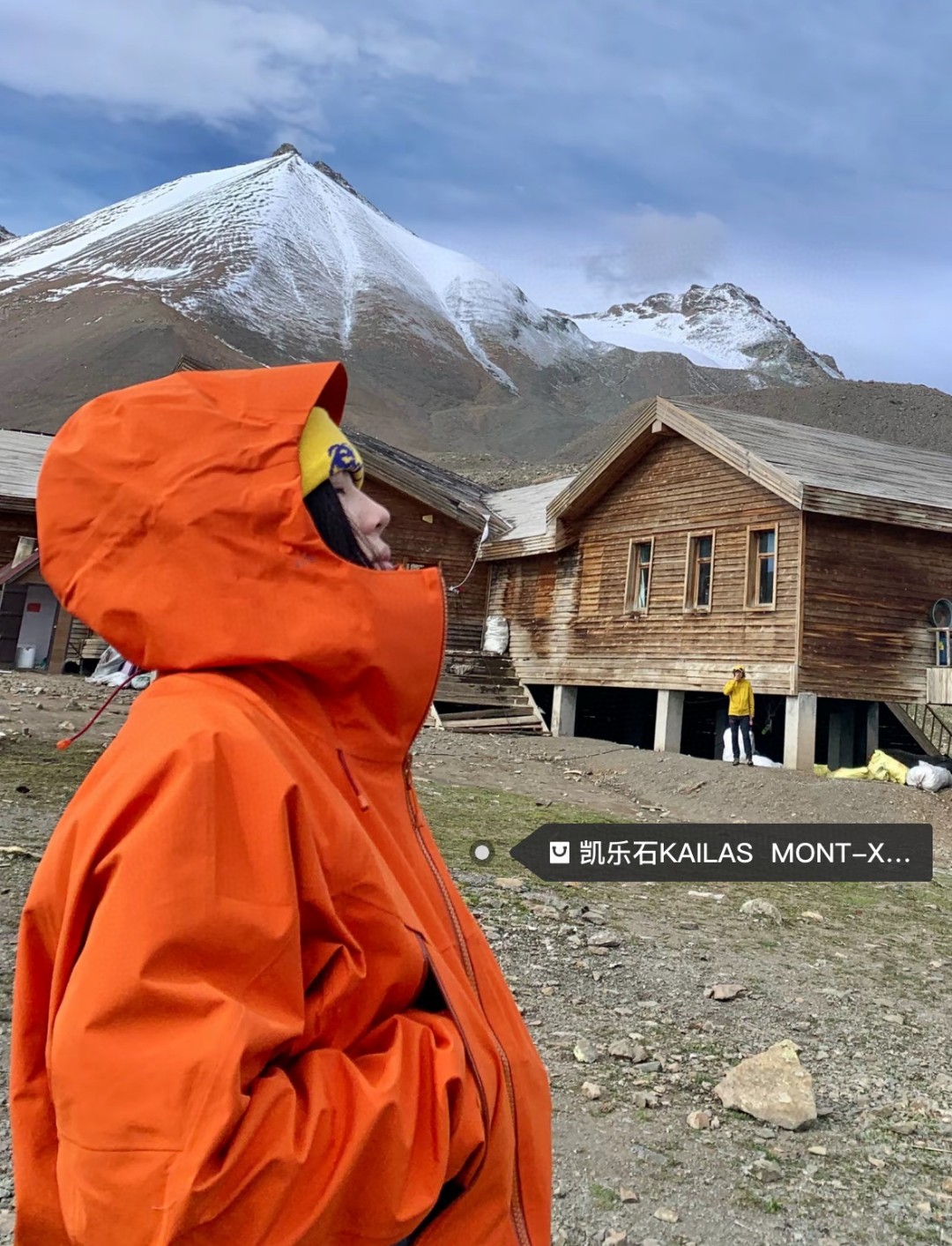 415💰
- 凯乐石KAILAS  MONT-X 系列 运动户外全天候硬壳专业防水防风透气登山冲锋衣外套 男女同款 -

  热度款 一件难求！凯乐石MONT X，为应对极端突变天气而生。
▪氧化橙很亮眼，终于有一件属于自己的橙色raincoat啦。城市日常也很百搭。
▪硬壳耐磨耐造，袖口、衣内也均设有口袋。腋下拉链更加透气，还有可拆卸防风裙。性能很高。
高开交叉口袋 扩容设计 背负状态下	也能轻松取物！
360°三维风帽	帽随脸动 视野无阻碍 可兼容头盔！
高领设计 增强保暖性 颈部拉链可在运动中快速调节体温！
3D立体剪裁工艺 贴合亚洲人身形更适合登山、滑雪、攀冰等高山活动 令面料更加贴合身体曲线 有效提高了吸湿排汗性能和保暖性能 同时模拟攀登姿势设计 让运动中的身体拥有更多的灵活性 没有任何束缚感！

颜色：绒嵩粉 冰湖绿 氧化橙
尺码：S-XL
       号型   插肩袖  胸围  衣长	
S    170/92A   79     116   75.5
M	175/96A    81     120  77.5
L	180/100A   83    124  79.5	
XL	185/104A   84.5  129   81