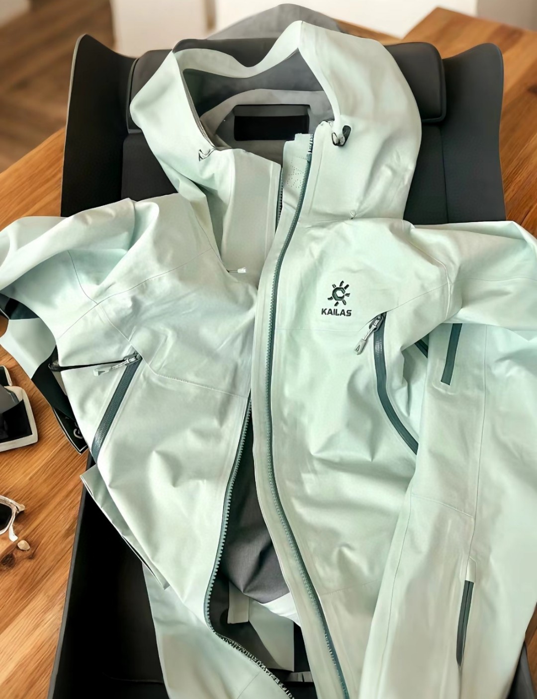 415💰
- 凯乐石KAILAS  MONT-X 系列 运动户外全天候硬壳专业防水防风透气登山冲锋衣外套 男女同款 -

  热度款 一件难求！凯乐石MONT X，为应对极端突变天气而生。
▪氧化橙很亮眼，终于有一件属于自己的橙色raincoat啦。城市日常也很百搭。
▪硬壳耐磨耐造，袖口、衣内也均设有口袋。腋下拉链更加透气，还有可拆卸防风裙。性能很高。
高开交叉口袋 扩容设计 背负状态下	也能轻松取物！
360°三维风帽	帽随脸动 视野无阻碍 可兼容头盔！
高领设计 增强保暖性 颈部拉链可在运动中快速调节体温！
3D立体剪裁工艺 贴合亚洲人身形更适合登山、滑雪、攀冰等高山活动 令面料更加贴合身体曲线 有效提高了吸湿排汗性能和保暖性能 同时模拟攀登姿势设计 让运动中的身体拥有更多的灵活性 没有任何束缚感！

颜色：绒嵩粉 冰湖绿 氧化橙
尺码：S-XL
       号型   插肩袖  胸围  衣长	
S    170/92A   79     116   75.5
M	175/96A    81     120  77.5
L	180/100A   83    124  79.5	
XL	185/104A   84.5  129   81
