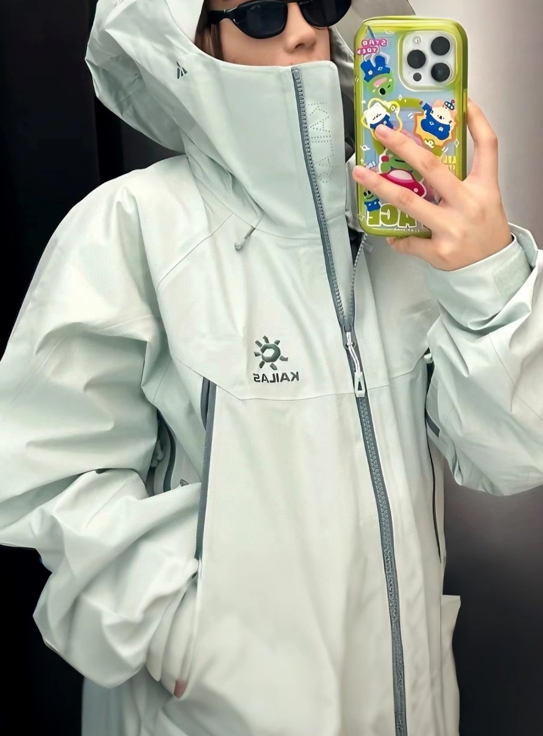 415💰
- 凯乐石KAILAS  MONT-X 系列 运动户外全天候硬壳专业防水防风透气登山冲锋衣外套 男女同款 -

  热度款 一件难求！凯乐石MONT X，为应对极端突变天气而生。
▪氧化橙很亮眼，终于有一件属于自己的橙色raincoat啦。城市日常也很百搭。
▪硬壳耐磨耐造，袖口、衣内也均设有口袋。腋下拉链更加透气，还有可拆卸防风裙。性能很高。
高开交叉口袋 扩容设计 背负状态下	也能轻松取物！
360°三维风帽	帽随脸动 视野无阻碍 可兼容头盔！
高领设计 增强保暖性 颈部拉链可在运动中快速调节体温！
3D立体剪裁工艺 贴合亚洲人身形更适合登山、滑雪、攀冰等高山活动 令面料更加贴合身体曲线 有效提高了吸湿排汗性能和保暖性能 同时模拟攀登姿势设计 让运动中的身体拥有更多的灵活性 没有任何束缚感！

颜色：绒嵩粉 冰湖绿 氧化橙
尺码：S-XL
       号型   插肩袖  胸围  衣长	
S    170/92A   79     116   75.5
M	175/96A    81     120  77.5
L	180/100A   83    124  79.5	
XL	185/104A   84.5  129   81