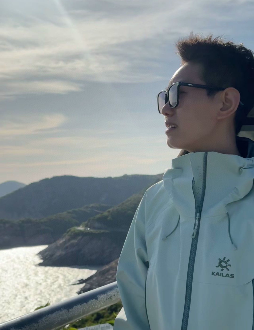 415💰
- 凯乐石KAILAS  MONT-X 系列 运动户外全天候硬壳专业防水防风透气登山冲锋衣外套 男女同款 -

  热度款 一件难求！凯乐石MONT X，为应对极端突变天气而生。
▪氧化橙很亮眼，终于有一件属于自己的橙色raincoat啦。城市日常也很百搭。
▪硬壳耐磨耐造，袖口、衣内也均设有口袋。腋下拉链更加透气，还有可拆卸防风裙。性能很高。
高开交叉口袋 扩容设计 背负状态下	也能轻松取物！
360°三维风帽	帽随脸动 视野无阻碍 可兼容头盔！
高领设计 增强保暖性 颈部拉链可在运动中快速调节体温！
3D立体剪裁工艺 贴合亚洲人身形更适合登山、滑雪、攀冰等高山活动 令面料更加贴合身体曲线 有效提高了吸湿排汗性能和保暖性能 同时模拟攀登姿势设计 让运动中的身体拥有更多的灵活性 没有任何束缚感！

颜色：绒嵩粉 冰湖绿 氧化橙
尺码：S-XL
       号型   插肩袖  胸围  衣长	
S    170/92A   79     116   75.5
M	175/96A    81     120  77.5
L	180/100A   83    124  79.5	
XL	185/104A   84.5  129   81