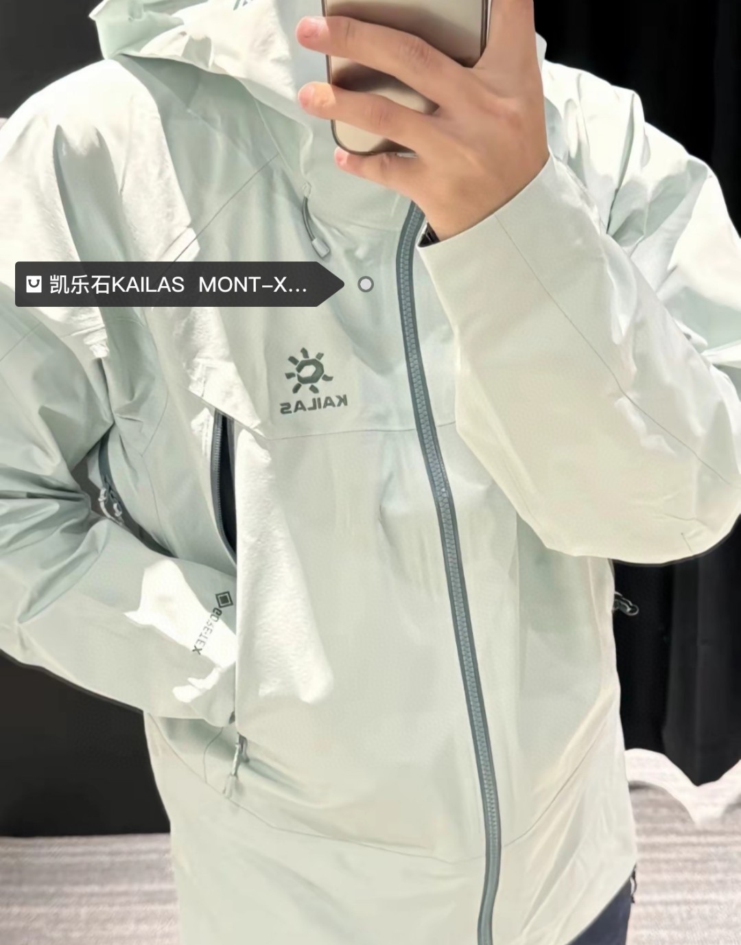 415💰
- 凯乐石KAILAS  MONT-X 系列 运动户外全天候硬壳专业防水防风透气登山冲锋衣外套 男女同款 -

  热度款 一件难求！凯乐石MONT X，为应对极端突变天气而生。
▪氧化橙很亮眼，终于有一件属于自己的橙色raincoat啦。城市日常也很百搭。
▪硬壳耐磨耐造，袖口、衣内也均设有口袋。腋下拉链更加透气，还有可拆卸防风裙。性能很高。
高开交叉口袋 扩容设计 背负状态下	也能轻松取物！
360°三维风帽	帽随脸动 视野无阻碍 可兼容头盔！
高领设计 增强保暖性 颈部拉链可在运动中快速调节体温！
3D立体剪裁工艺 贴合亚洲人身形更适合登山、滑雪、攀冰等高山活动 令面料更加贴合身体曲线 有效提高了吸湿排汗性能和保暖性能 同时模拟攀登姿势设计 让运动中的身体拥有更多的灵活性 没有任何束缚感！

颜色：绒嵩粉 冰湖绿 氧化橙
尺码：S-XL
       号型   插肩袖  胸围  衣长	
S    170/92A   79     116   75.5
M	175/96A    81     120  77.5
L	180/100A   83    124  79.5	
XL	185/104A   84.5  129   81