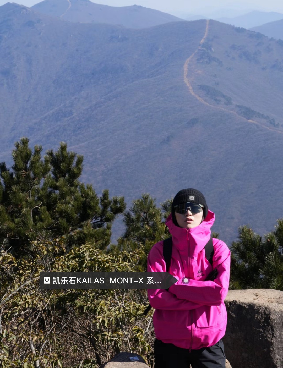415💰
- 凯乐石KAILAS  MONT-X 系列 运动户外全天候硬壳专业防水防风透气登山冲锋衣外套 男女同款 -

  热度款 一件难求！凯乐石MONT X，为应对极端突变天气而生。
▪氧化橙很亮眼，终于有一件属于自己的橙色raincoat啦。城市日常也很百搭。
▪硬壳耐磨耐造，袖口、衣内也均设有口袋。腋下拉链更加透气，还有可拆卸防风裙。性能很高。
高开交叉口袋 扩容设计 背负状态下	也能轻松取物！
360°三维风帽	帽随脸动 视野无阻碍 可兼容头盔！
高领设计 增强保暖性 颈部拉链可在运动中快速调节体温！
3D立体剪裁工艺 贴合亚洲人身形更适合登山、滑雪、攀冰等高山活动 令面料更加贴合身体曲线 有效提高了吸湿排汗性能和保暖性能 同时模拟攀登姿势设计 让运动中的身体拥有更多的灵活性 没有任何束缚感！

颜色：绒嵩粉 冰湖绿 氧化橙
尺码：S-XL
       号型   插肩袖  胸围  衣长	
S    170/92A   79     116   75.5
M	175/96A    81     120  77.5
L	180/100A   83    124  79.5	
XL	185/104A   84.5  129   81