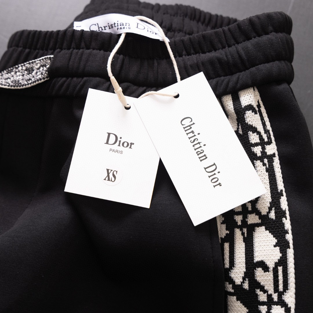 165💰
Dior/迪奥 2024新款刺绣卫裤休闲裤长裤，简约而不简单的一款，刺绣工艺，经典皮标钉扣加上定制灯芯绒面料，身穿非常舒适，潮人必备款！松紧腰、渐锥形裤腿剪裁、束口裤脚、简洁而利落、随心搭配、自然而随性。上身效果特别好.潮人必备款！
颜色:黑色
码数:m～3XL
裤长 98 100 102 104 106
腰围 70  72   74   76   78
臀围 97  101 105  109  111
