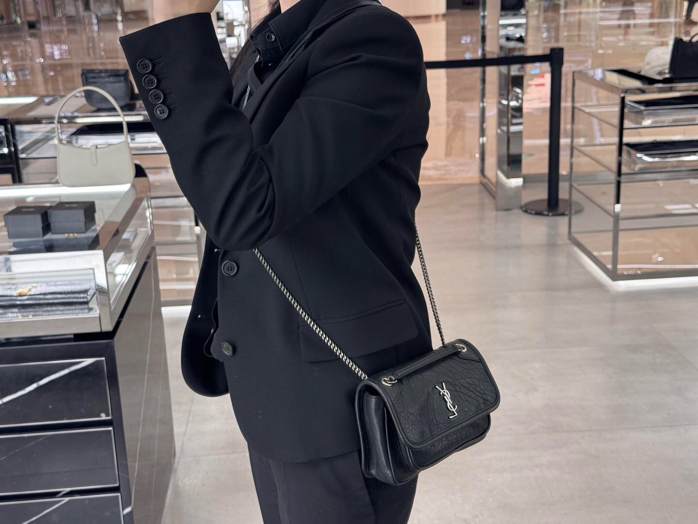 黑银logo酷感十足
黑金logo高级醒目
单肩斜挎均可
任君选择～
