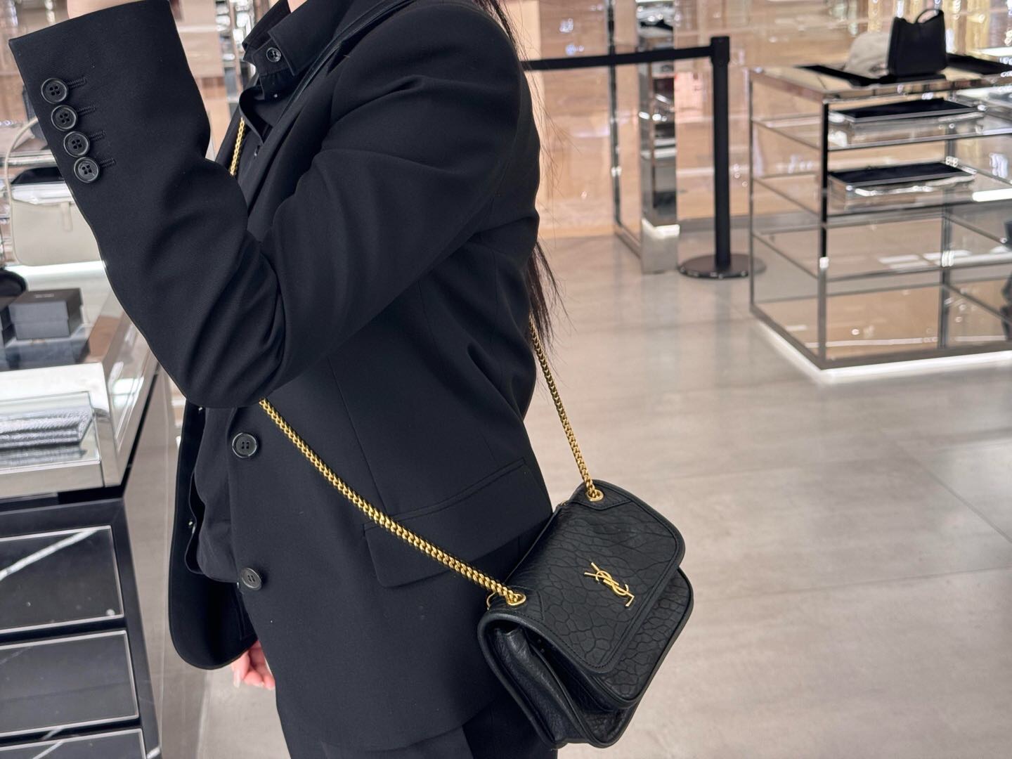 黑银logo酷感十足
黑金logo高级醒目
单肩斜挎均可
任君选择～
