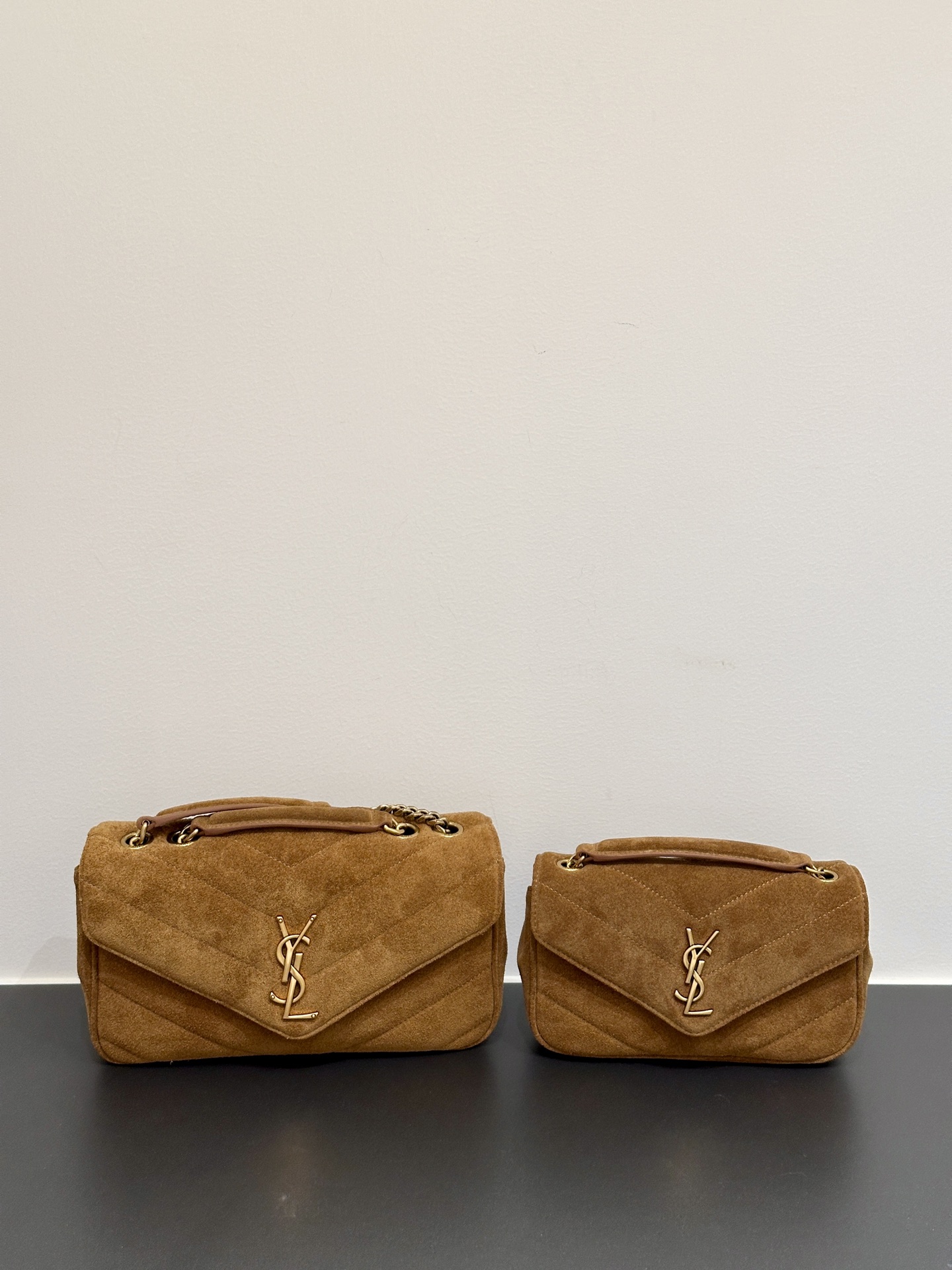 Yves Saint Laurent LouLou Suede Schoudertas - 20/24cm