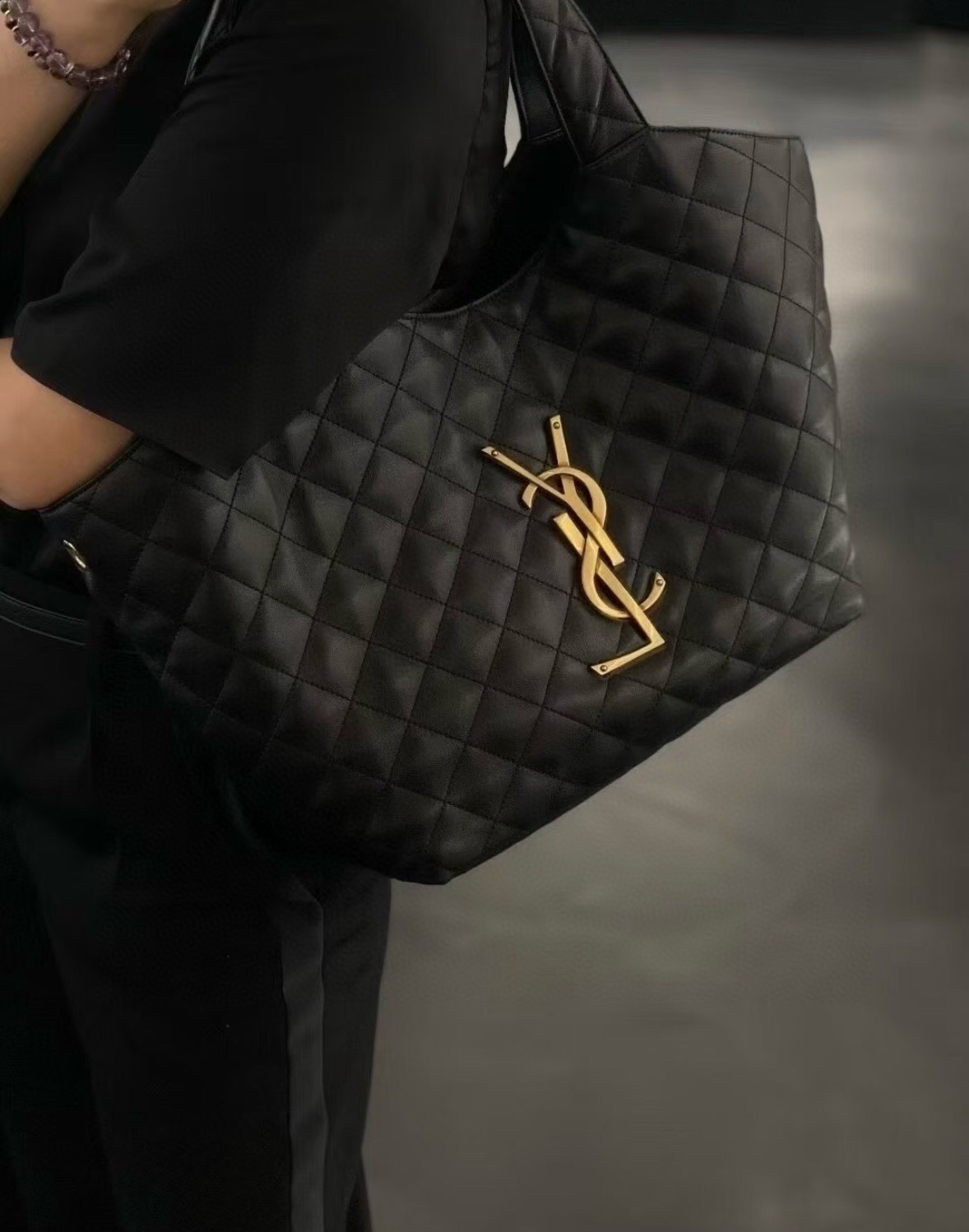 黑金羊皮精致点睛，随性中藏着高级感！