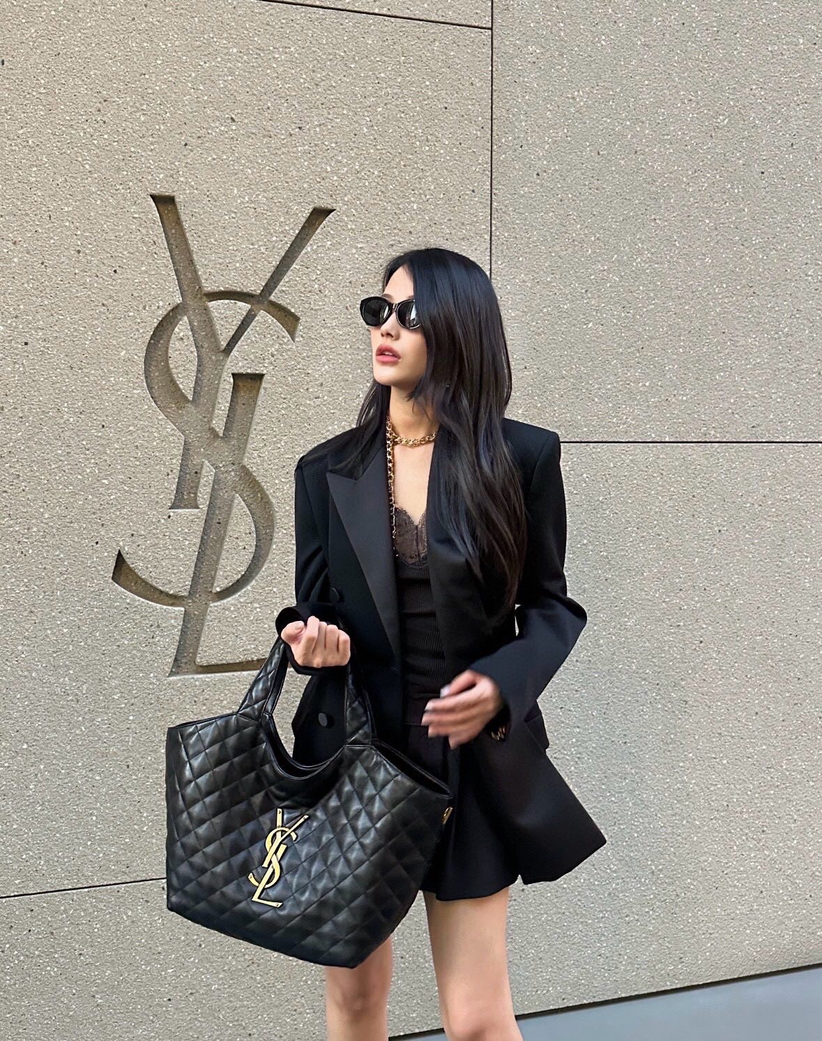 حقيبة يد سوداء صغيرة من جلد نابا مبطنة بشعار YSL من إيف سان لوران