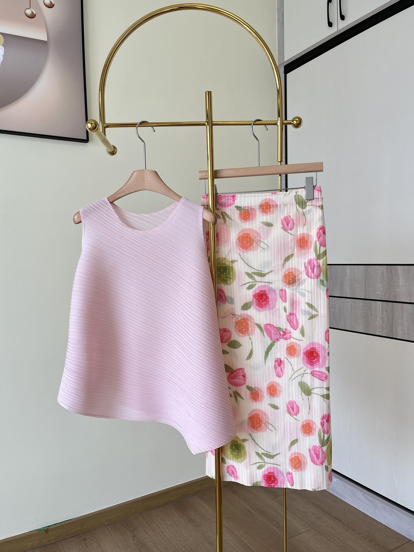 NO:330062,Top Skirt Miyake Ichisaki Pleated Top/Skirt The color and style are nothing to say. It is very gentle and very fresh when paired!  It feels like you can't get tired of it no matter how you look at it~ It is made of polyester fabric, with huge elasticity!  The silky and refreshing soft texture is very light on the fabric, and it feels as if it is not worn, it is super comfortable!  The irregular top is simple and super beautiful pleated pleated craftsmanship, with a luster and full texture, and the horizontal elasticity of the fabric is very strong and has a fancy skirt. It looks very artistic and photogenic!  It is a romantic vacation style ~ exudes a sense of luxury!  Essential goddesses, sizes, isseymiyake, skirts, alexander wang19860909上衣半裙 三宅一生 褶皱上衣/半裙 颜色和版型没话说 很温柔,搭配起来非常清新！怎么看都看不腻的那种感觉～ 采用聚酯面料,弹力巨大！丝滑清爽的软薄质感,面料穿上身很有轻盈感,像没穿一样,超级的舒服！ 不规则上衣简约又超美的百褶压褶工艺,带有光泽感的饱满肌理,面料横向弹性延展力很足搭配花色半裙看起来 还特别有艺术感很上镜！是浪漫的度假风格~散发出高级感！气质女神必备 尺码均码,,isseymiyake,skirts,alexander wang,Women's clothing