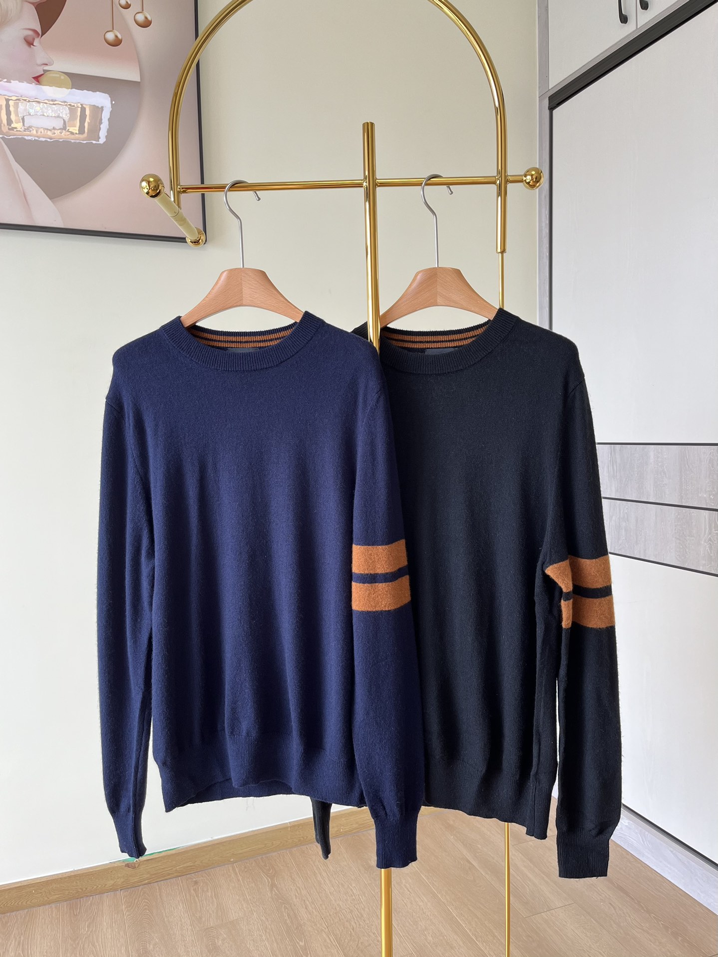 NO:577696,——ZEGNA Men's wool sweater. I love this kind of high-quality JI simple knitted item. Whether worn alone or layered, it can look casual and elegant!  Made of wool fabric, warm, delicate, skin-friendly and comfortable!  It feels soft and waxy, so comfortable that you won’t want to take it off when you put it on!  The base layer is both fashionable and warm, and you don’t need to have strong matching skills to easily create a stylish look!  The versatile pullover round neck style shows a youthful and energetic neckline, and the cuffs and hem are made of elastic threaded hems!  Elastic and comfortable, it is both shaping and not easy to loosen, full of details, reflecting the meticulous pursuit of high quality, very high-end and classy! Size s-xl blue and black 2 colors, zegna, alexander wang19860909——ZEGNA杰尼亚 男装羊毛针织衫 钟爱这种有品质的JI简针织单品不管是单穿/内搭,都能显得随性大方！ 采用羊毛面料,保暖细腻亲肤舒适！手感软糯,穿上就舍不得脱的那种舒适亲肤不扎皮肤！打底既时髦又保暖不需要很强的搭配功底轻轻松松就能搭出范！ 百搭套头圆领款式,尽显年轻活力领口,袖口和下摆均采用弹力螺纹织口！弹性舒适,既塑形又不易松弛,细节满满,体现对高品质的细致追求,非常高端显档次! 码数s-xl 蓝色 黑色2个色,,zegna,alexander wang,Women's clothing
