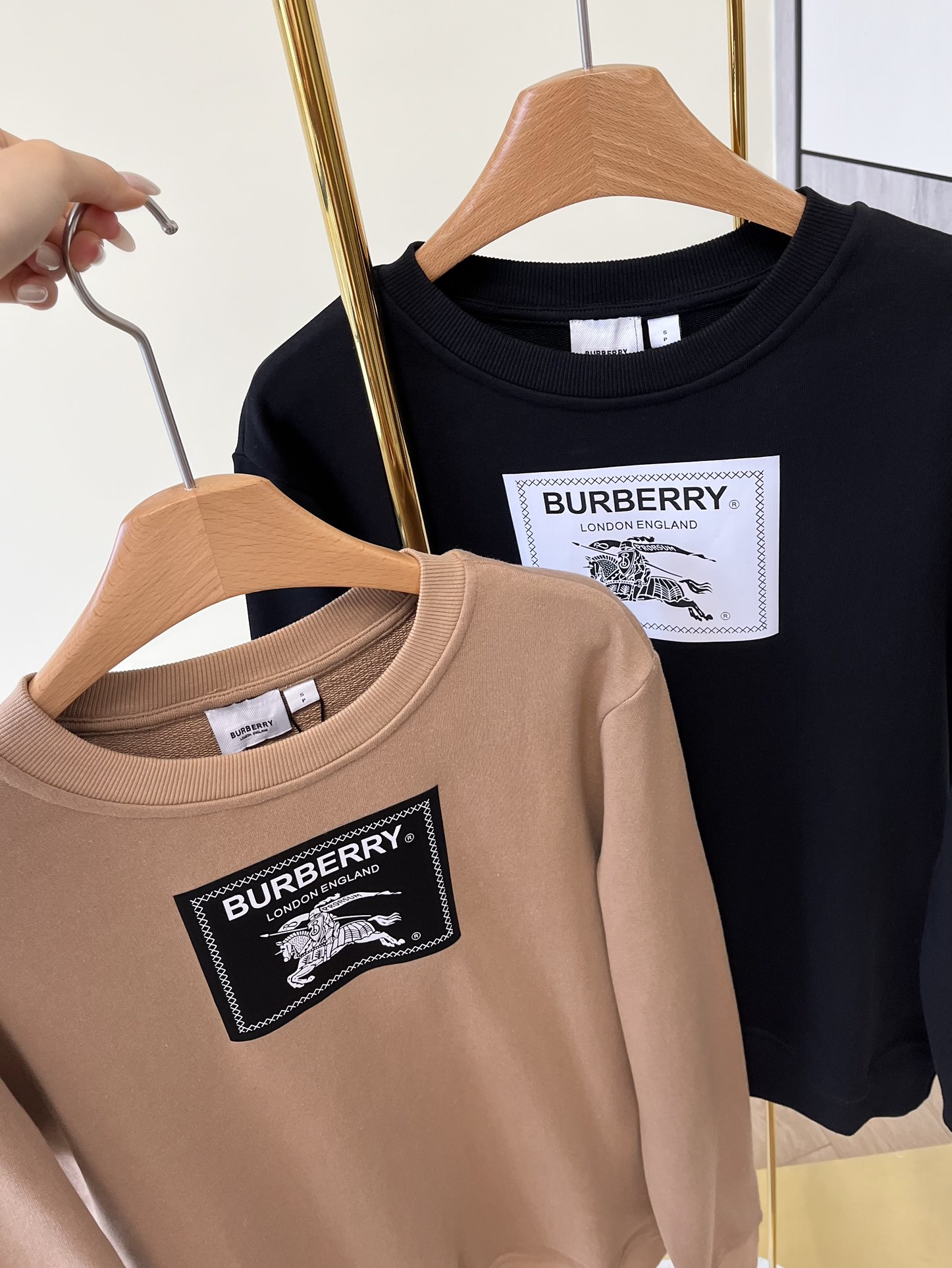 Burberry新品战马字母贴布卫衣品牌徽标嵌花与标签印花饰牌作为秋冬穿搭简直又时尚又简单好看现在入手绝