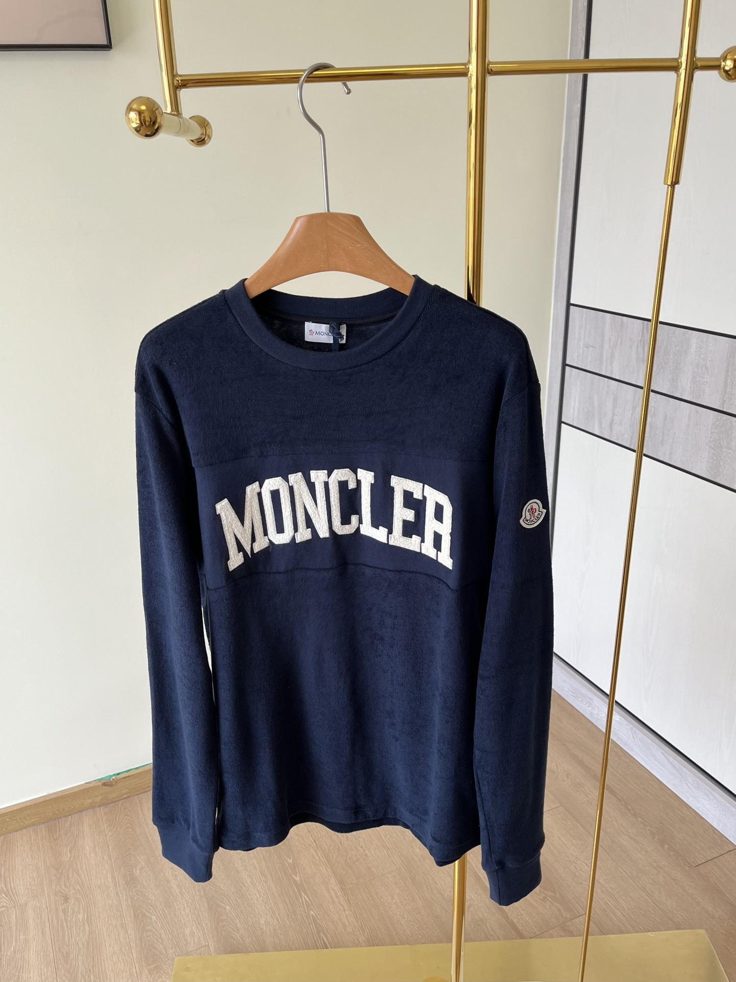 Moncler盟可睐标识字母刺绣长袖卫衣前幅极简品牌字母刺绣！经典时髦的风格单穿打底自带高级感！随意一条