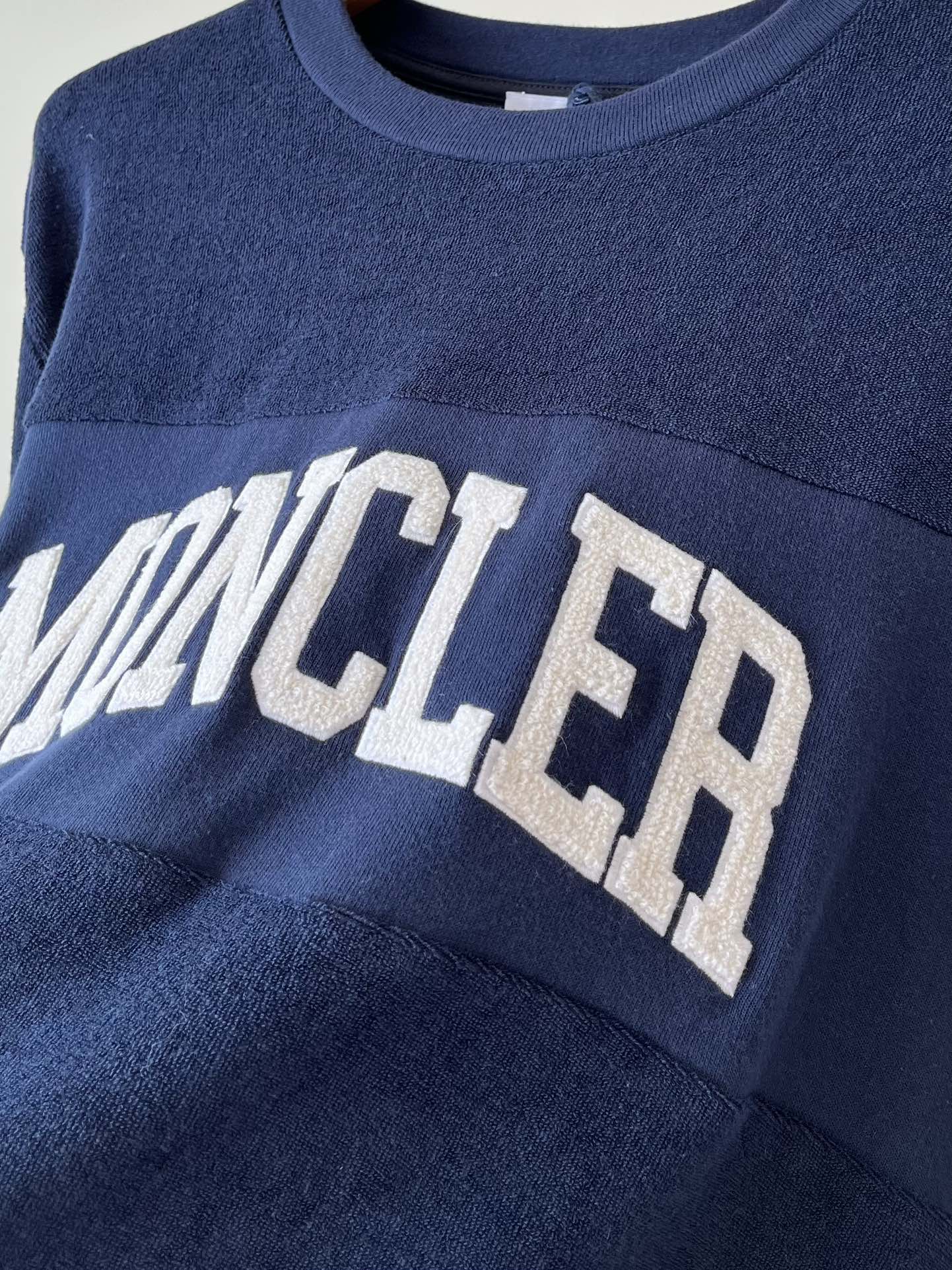 Moncler盟可睐标识字母刺绣长袖卫衣前幅极简品牌字母刺绣！经典时髦的风格单穿打底自带高级感！随意一条