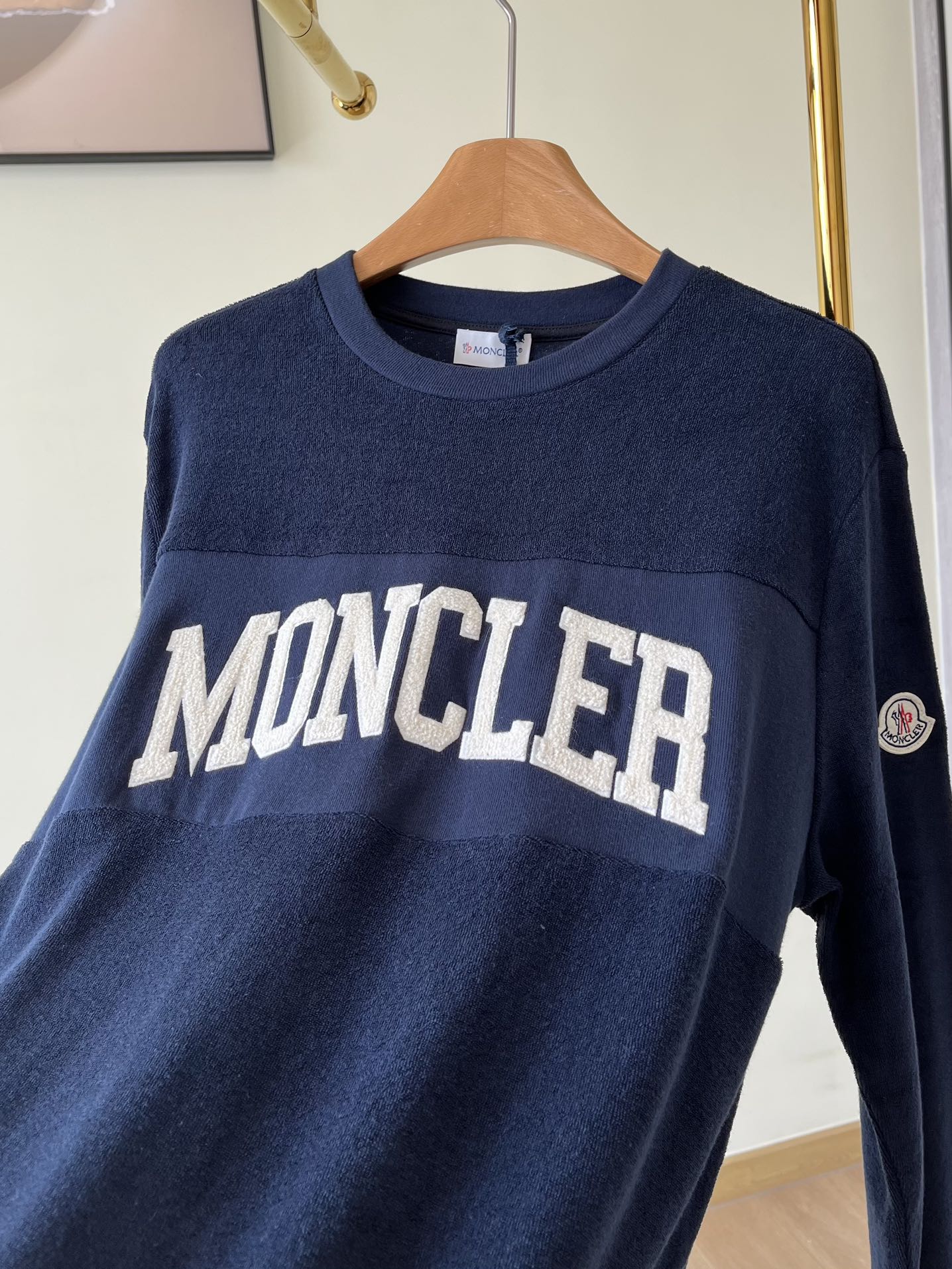 Moncler盟可睐标识字母刺绣长袖卫衣前幅极简品牌字母刺绣！经典时髦的风格单穿打底自带高级感！随意一条