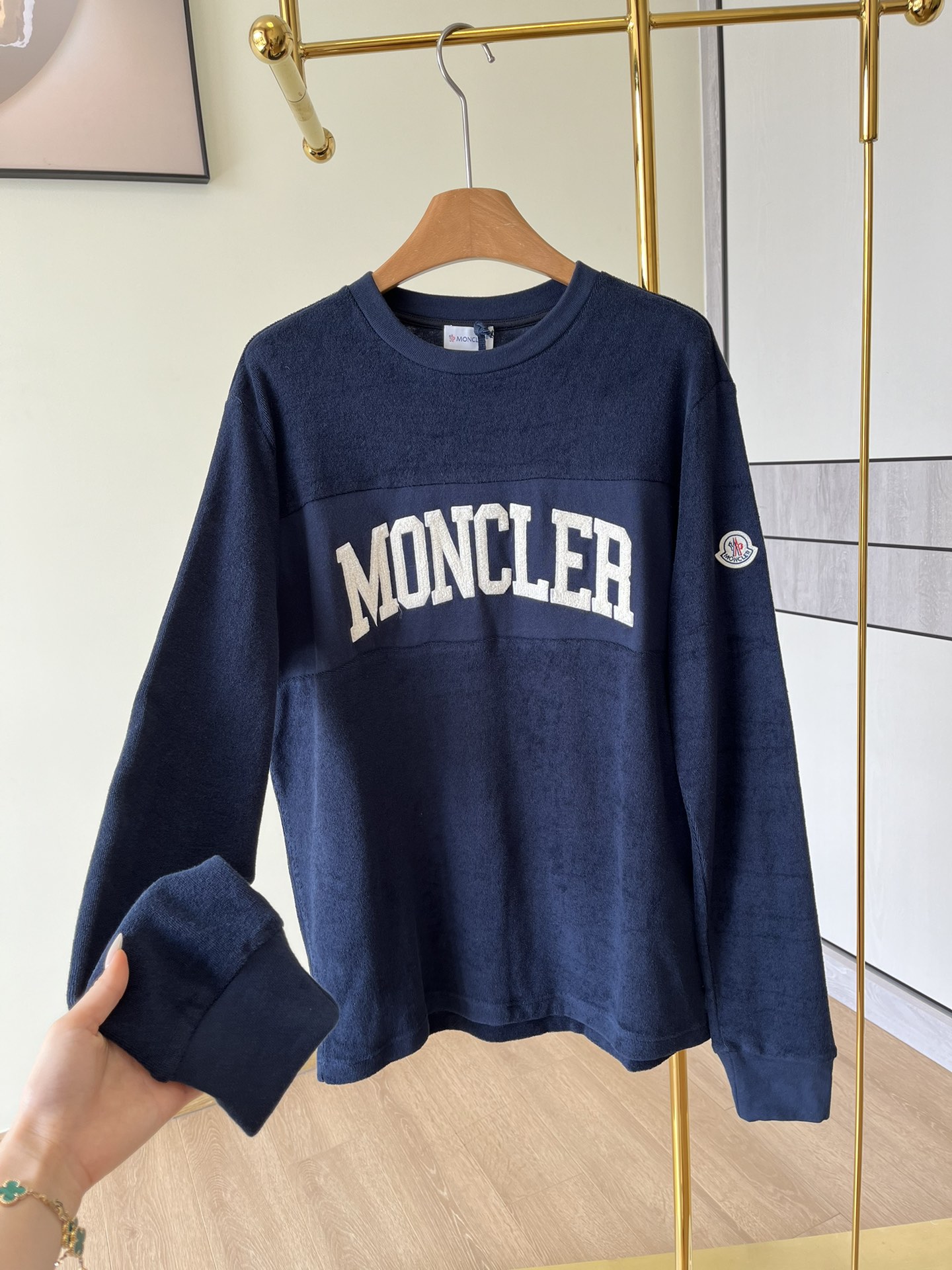 Moncler盟可睐标识字母刺绣长袖卫衣前幅极简品牌字母刺绣！经典时髦的风格单穿打底自带高级感！随意一条