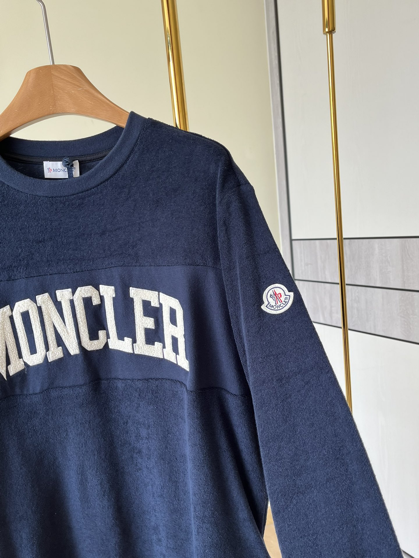 Moncler盟可睐标识字母刺绣长袖卫衣前幅极简品牌字母刺绣！经典时髦的风格单穿打底自带高级感！随意一条