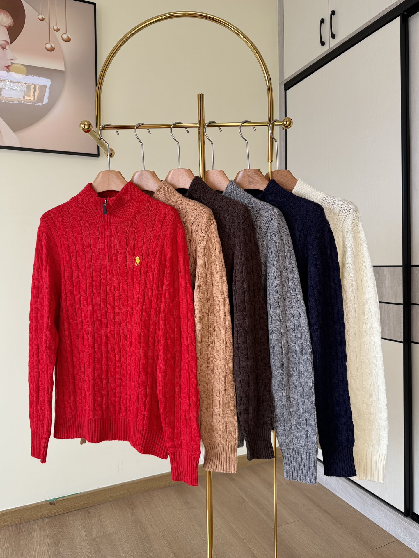 NO:623832,——ralphlauren/Ralph Lauren Women's half-zip twist sweater. The texture of the small twist does not feel too monotonous/the upper body is really beautiful!  The American retro half-zip is really, really tasteful. When worn, the whole body feels relaxed and looks good!  !  Made of 90% wool and 10% cashmere fabric, the texture and feel are great!  High warmth, delicate touch, heavy-duty twisted rope organization, and well-proportioned arrangement!  Three-dimensional and stylish cable-knot garments are tight and not easily deformed/the weaving method requires 2-3 times the labor cost and hours of ordinary sweaters!  Half-zipper design, the collar can be used as a stand-up collar or turned down, so you can easily get two styles~, and it doesn’t take any effort to match!  It’s easy to match, a simple pair of blue jeans will do. A simple set is very neat and good-looking, and it’s also very warm!  Size SML gray blue beige brown khaki red 6 colors, loro piana, jeans, sweaters, alexander wang19860909——ralphlauren/拉夫劳伦 女款半拉链麻花针织衫 小麻花的纹理不会感觉太单调/上身真的美爆了呀！美式复古的半拉链 真的真的太有品味穿上身就是一整个松弛感拿捏好看！！ 采用90羊毛10羊绒面料,质感和手感灰常棒！保暖度高,触感细腻,全件重工绞花扭绳组织,错落有致的排列！立体有型的绞花成衣紧致不易变形/织造方式是普通毛衣的2-3倍的工费和工时！ 半拉链设计,领子既可以做立领又可以翻下来,轻松get两种风格~,搭配上一点也不花心思！很容易搭配,一条简单的蓝色牛仔裤就行简简单单一套就很利落好看,保暖度又很够！ 码数SML 灰色 蓝色 米白 咖色 卡其 红色6个色,,loro piana,jeans,sweaters,alexander wang,Women's clothing