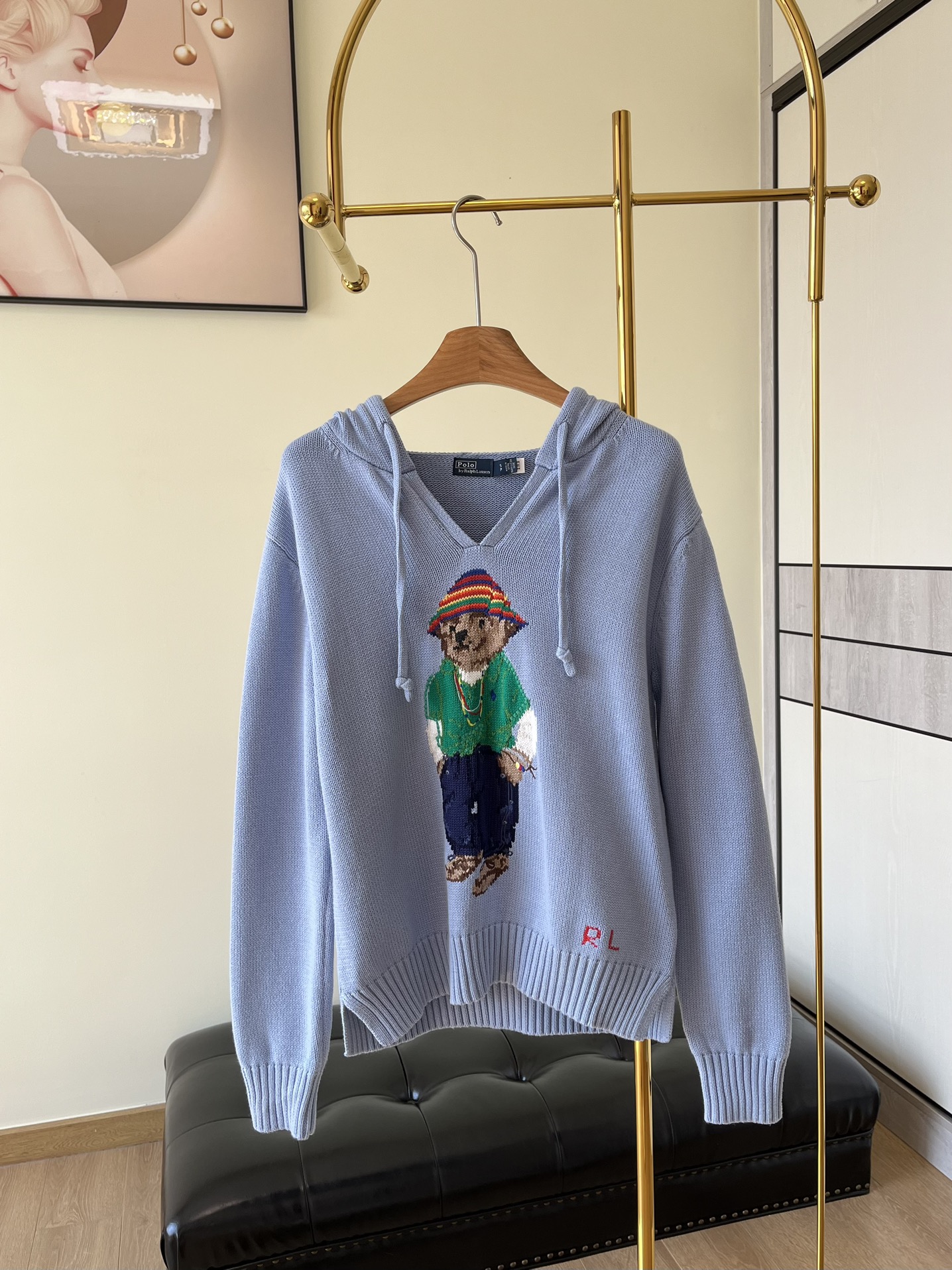 NO:684593,——Ralph Lauren Hooded Sweater The combination of hooded bear and cuteness is really outstanding!  Casual retro style, with a sense of elegance on the upper body!  Made of cotton fabric, very particular yarns are made of warp and weft yarns intertwined vertically and horizontally through a loom!  The internal stitching includes hemming stitching and multi-needle riding stitching. The most important thing is that even if it is made of cotton, it has a great texture!  It is skin-friendly and does not pierce the flesh ~ wear it in direct contact with the skin!  The dynamic image of the bear embroidered on the chest is lifelike!  There are 14 kinds of embroidery threads for the entire bear!  There are more than 10 kinds of bear woolen yarns that involve craftsmanship, which is often the real test of factory skills. It can be said that it is quite heavy-duty. The collar, cuffs, and hem are all threaded, which can fix the shape and have a more layered look without being boring. The left hem is decorated with hand-embroidery of the founder's initials!  Code number sml,,loro piana,hats,19860909——Ralph Lauren 拉夫劳伦 连帽针织衫 连帽小熊可爱结合起来真的很出彩！休闲复古风,上身自带贵气感！ 采用棉面料,非常讲究的纱线通过织机由经纬纱纵横沉浮相互交织而成的纺织品！内部缝线有包边缝和多针骑缝法,最重要的是即便是棉质,也极有质感！亲肤不扎肉~ 直接接触皮肤穿！ 胸前刺绣小熊的动态形象栩栩如生！整只小熊刺绣线就有14种！小熊毛线有10多种涉及了工艺往往也是真正考验工厂功力的地方,可谓相当的重工了领口和袖口、下摆都做了螺纹,能固定版型的同时也更有层次感 不显沉闷,左侧下摆饰创始人姓名首字母的手工刺绣！ 码数sml,,loro piana,hats,,Women's clothing