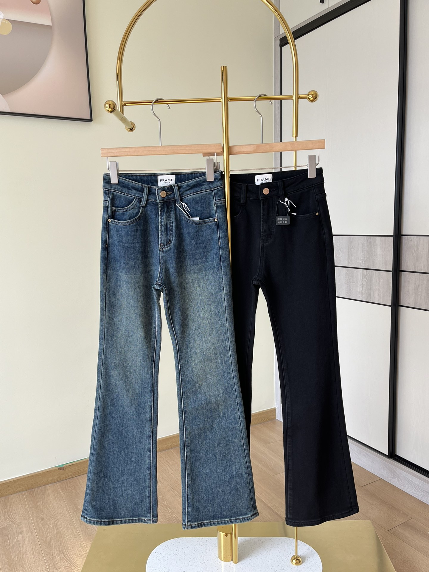 NO:587240,——Frame velvet (thin velvet) flared jeans, you won’t lose money if you invest in them!  Flare jeans with super slim legs are a must-try!  !  Made of Japanese washed denim cotton fabric, it is highly elastic and comfortable. There is no tightness on the upper body. There is no pressure when squatting ~ it hangs well!  !  Very substantial!  You can tell it's a good fabric as soon as you touch it!  The fabric is very soft, especially if you wear it for five minutes, you will definitely fall in love with it!  Fried and comfortable!  Thin velvet is added inside to keep you warm without looking bulky~ It has excellent rebound and has no sense of restriction on the upper body!  The bell-bottom effect starts below the knee, covering the thick calves and showing the perfect leg shape. The thigh is wrapped and then flared, so it is very slim and feminine. Size s-xxl. Blue and black 2 colors available,,jeans,alexander wang19860909—— Frame 加绒（薄绒）喇叭牛仔裤 入股不亏！巨修腿型的喇叭牛仔裤 一定一定要试！！ 采用日本水洗牛仔棉面料 高弹舒适 上身没有紧绷感 蹲坐无压力~ 好垂好垂！！很有分量感！ 一摸就知道是好面料！ 面料很软 尤其是你穿上身五分钟 绝对会越穿越爱！炒舒服！ 内里加了薄绒 保暖不显臃肿~ 回弹出色,上身零束缚感！ 膝盖下面开始喇叭裤效果, 遮住小腿粗 显得腿型完美 大腿这边包腿然后再喇叭的裤型, 所以非常显瘦,又有女人味 码数s-xxl 蓝色 黑色2色可选,,jeans,alexander wang,Women's clothing