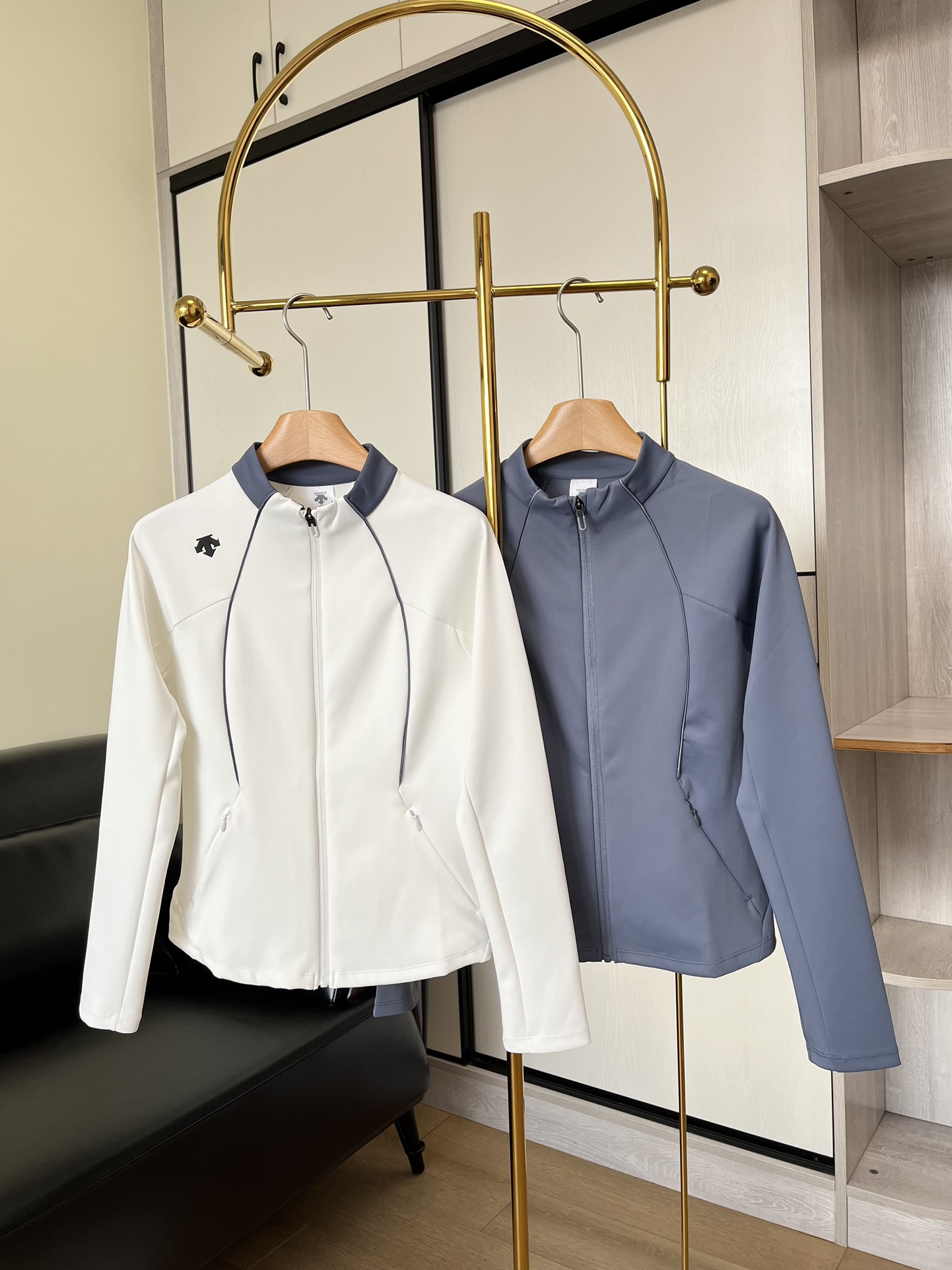 NO:312921,——DESCENTEGOLF Desante stand-up collar slim jacket is made of soft air-layer fabric, soft and skin-fitting on the upper body, simple and neat, natural elastic. The waist is smoothly cut, and the details of the satin edge splicing line highlight the soft curves of women!  The most considerate arc-shaped 3M reflective strips on the back and the 3rd entrance of the road are tightened and the waist is not tight. You can hold the phone with hidden side pockets!  The small stand collar perfectly embellishes the jawline, the neckline is moderate in height, and the three-dimensional splicing and cutting design of raglan sleeves makes it look very thin! It looks thin!! Who doesn’t love the small sports jacket that can be salty or sweet! Size m-xxl white blue 2 colors,,jackets & coats,jackets & coats,alexander wang19860909——DESCENTEGOLF迪桑特立领修身外套 采用柔软空气层面料,上身柔软贴肤,精简利落,自然弹性.腰部流畅剪裁,缎面包边拼接线细节,凸显女性柔美曲线！ 最贴心的背部和路3口的弧线形3M反光条收腰不紧绷,隐藏侧兜可放手机！ 小立领完美修饰下颌线,领口高度适中,立体拼接裁剪十收腰设计插肩袖,就很大腰细!显瘦!!可盐可甜的运动小夹克谁不爱! 码数m-xxl 白色 蓝色2个色,,jackets & coats,jackets & coats,alexander wang,Women's clothing