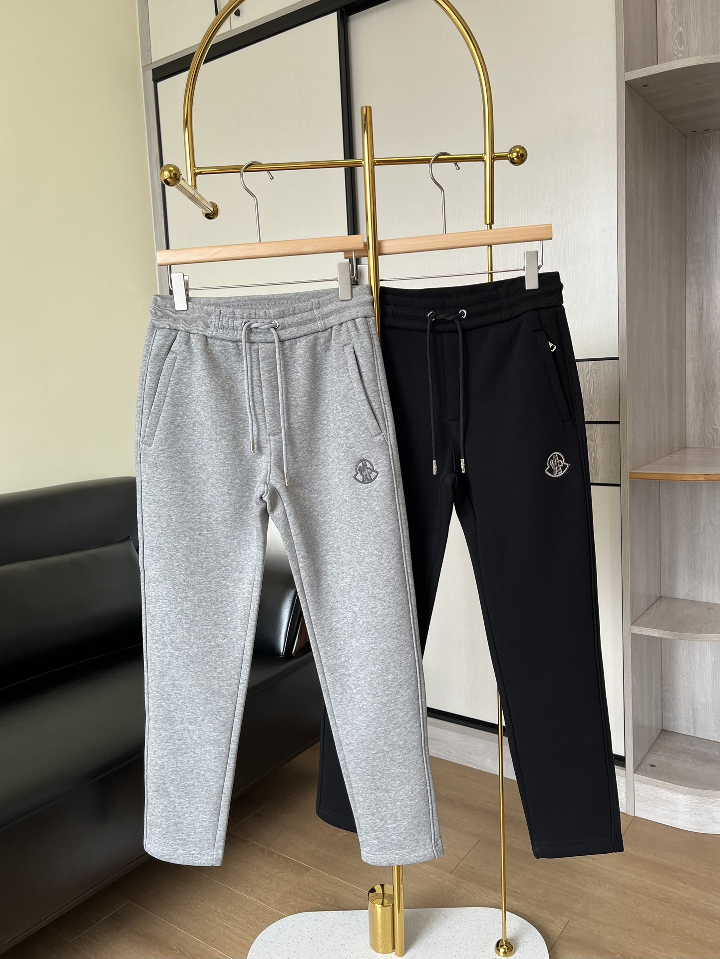 NO:589476,——Muzzled velvet drawstring sweatpants are a must-have for this season, versatile, warm and stylish!  It can be worn daily at home and when traveling!  Made of 100% cotton plus velvet fabric, skin-friendly and comfortable to the touch, plus velvet lining to keep warm and comfortable!  It stores heat to prevent cold and keeps you warm. The upper body is very smooth and soft!  Not to mention too many likes!  Logo embellishment below the pocket adds style!  Details reflect the value of the brand!  It has diagonal pockets on both sides, a drawstring elastic waistband, and one side pocket on the back is decorated with logo embroidery!  It's stylish for casual or sporty wear!  Size s-3XL black gray 2 colors available, Moncler, alexander wang19860909——蒙口 加绒抽绳卫裤 这个季节必备品 百搭保暖有型！ 日常 居家 旅行都可以穿哦！ 全棉加绒面料,亲肤舒适的触感 内里加绒保暖又舒适！储热防寒保暖 上身很顺滑 很软糯！别提多赞了！ 口袋下方徽标点缀彰显品味！ 细节体现品牌的价值！ 两侧斜插口袋,抽绳松紧腰头, 背面单侧口袋饰有logo刺绣！ 休闲或运动搭配都很时尚！ 码数s-3XL 黑色 灰色2色可选,,Moncler,alexander wang,Women's clothing