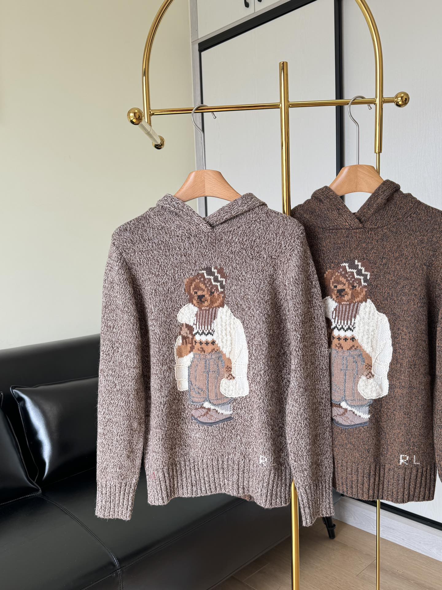 NO:650174,——Ralph Lauren Knitted hooded bear embroidered long-sleeved sweater is made of 90% wool and 10% cashmere!  It feels extremely soft and delicate, and there is no itching when worn next to the body. It is like being wrapped in gentle clouds, giving people the ultimate comfortable experience?  While ensuring the softness of the fabric, it also maintains a high degree of warmth!  The bear embroidery is lifelike and uses intarsia knitting and embroidery techniques to have a strong American vitality. The left hem is decorated with hand-embroidered initials of the founder's name!  The combination of the hooded design and the cuteness of the bear is really outstanding!  Casual retro style, with a sense of elegance on the upper body!  It has its own uniqueness, whether it is paired with short skirts or trousers, it will always be a different style!  Size sml oatmeal color coffee color 2 colors, loro piana, skirts, hats, alexander wang19860909——Ralph Lauren拉夫劳伦针织 连帽小熊刺绣长袖针织衫 采用90羊毛10羊绒！手感极其柔软细腻,贴身穿着也不会有刺痒感,就像被温柔的云朵包裹着一样,给人带来极致的舒适体验？在保证面料柔软度的同时也保持着高度的保暖性！ 小熊刺绣栩栩如生运用嵌花针织和刺绣工艺具有浓郁的美式活力,左侧下摆饰创始人姓名首字母的手工刺绣！ 连帽设计小熊的可爱结合起来真的很出彩！休闲复古风,上身自带贵气感！有自己独特之处无论是搭配短裙或者长裤,都是不一样的风格！ 码数sml 燕麦色 咖色2个色,,loro piana,skirts,hats,alexander wang,Women's clothing