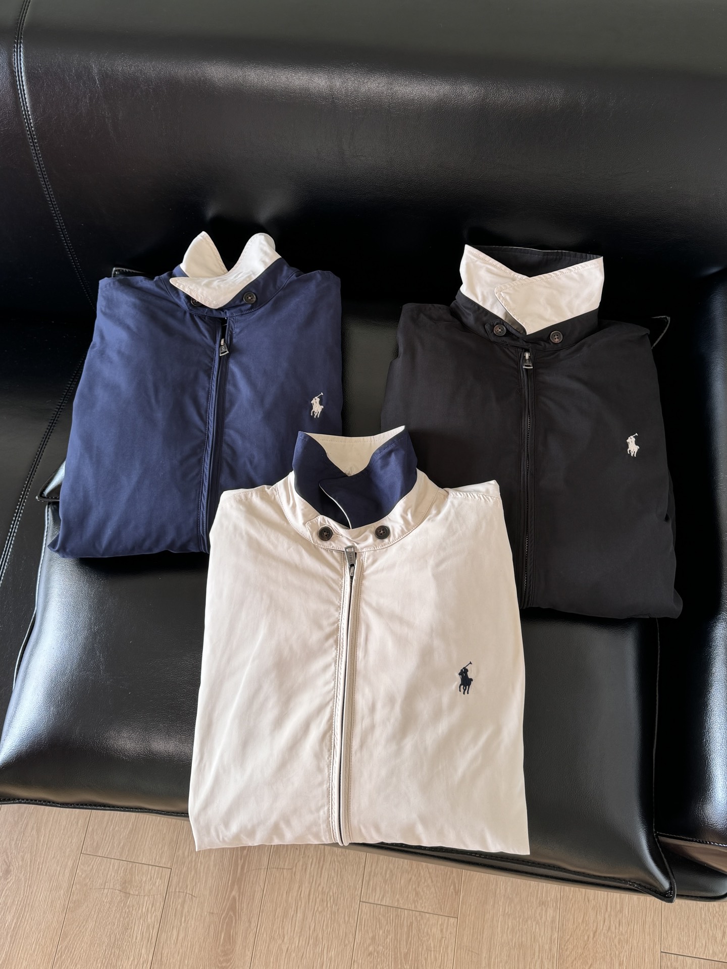 NO:320490,The exquisite small label embroidered shoulder-falling position on the chest adopts a unique design style with splicing technology! The zipper and pull-out are uniquely customized with a simple and not simple style. The zipper and pull-out are customized with exclusive heavy industry mold openings and are made of retro and aging. They are low-key bronze color and double-head zipper design that allows two-way pull-up and pull-out to be convenient for both directions! ,alexander wang19860909胸前精美小标刺绣落肩位置采用拼接工艺独特的设计风格！彰显个性版型简约而又不简单拉链与拉头均为獨家重工开模定制并采用复古做旧处理呈低调古铜色泽双头拉链设计可双向拉合穿脱便捷！,,alexander wang,Women's clothing