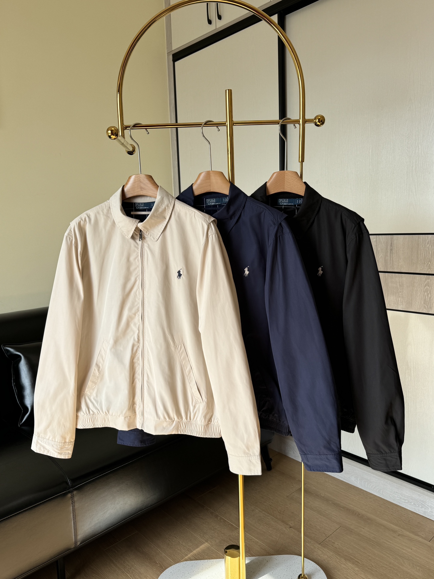 NO:320487,——Ralph Lauren/Ralph Lauren Men's Clothing Classic Jacket This perfectly interprets the fashion texture and high-end silhouette. It is tougher and easier to care than ordinary pure cotton fabrics on the market. It is breathable, skin-friendly and practical. It can be worn for many seasons! Selected from high-quality original developed pure cotton fabric, custom plaid lining, very soft and comfortable workmanship, perfect control! The fabric has a tight, stylish and natural twill texture and unique texture! The touch is delicate and soft, with a thick and strong feeling~ The exquisite small label embroidered shoulder-falling position on the chest adopts a unique design style with splicing technology! The zipper and pull-out are uniquely customized with a simple and not simple style. The zipper and pull-out are customized with exclusive heavy industry mold openings and are made of retro and aging. They are low-key bronze color and double-head zipper design that allows two-way pull-up and pull-out to be convenient for both directions! Code s-xl blue beige black 3 colors, loro piana, jackets & coats, jackets & coats, alexander wang19860909——Ralph Lauren/拉夫劳伦男装 经典款夹克外套 这款完美诠释出时装质感和高级感廓形比市面普通純棉面料更有韧性好打理同时兼具透气亲肤性和实穿性可通穿多季！ 选自优质原版开发纯棉面料内里采用定制格纹里布 非常的柔软舒适做工细节完美把控！布面紧致有型自然斜纹肌理感别具一格！触感细腻绵柔有厚度自带挺阔筋骨感～ 胸前精美小标刺绣落肩位置采用拼接工艺独特的设计风格！彰显个性版型简约而又不简单拉链与拉头均为獨家重工开模定制并采用复古做旧处理呈低调古铜色泽双头拉链设计可双向拉合穿脱便捷！ 码数s-xl 蓝色 米白 黑色3个色,,loro piana,jackets & coats,jackets & coats,alexander wang,Women's clothing