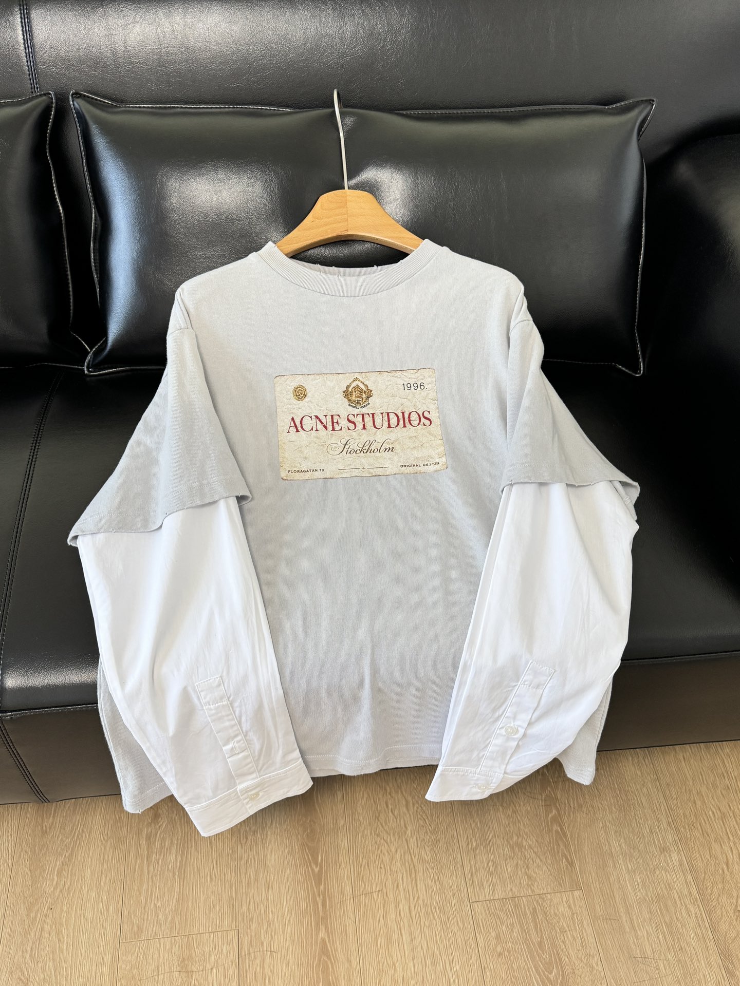 NO:322350,Both men and women can control it!  The loose and casual look is in a visual sense!  The structure of the fake two-piece is obviously layered. This time the fake two-piece sleeves are spliced ​​with the shirt cuffs. The light blue and gray are amazing!  The dressing effect not only makes the skin look white, but also makes it look very age-reducing. It is a clear stream of high street fashion. Shirts, alexander wang19860909男女均可驾驭！宽松版型随性的即视感！假两件的构造,分层明显,这件假两件袖子这次拼接的是衬衫袖口.浅蓝灰色很绝！穿搭效果不但映衬显肤白,并且十分减龄,是高街时尚的一股清流,,shirts,alexander wang,Women's clothing