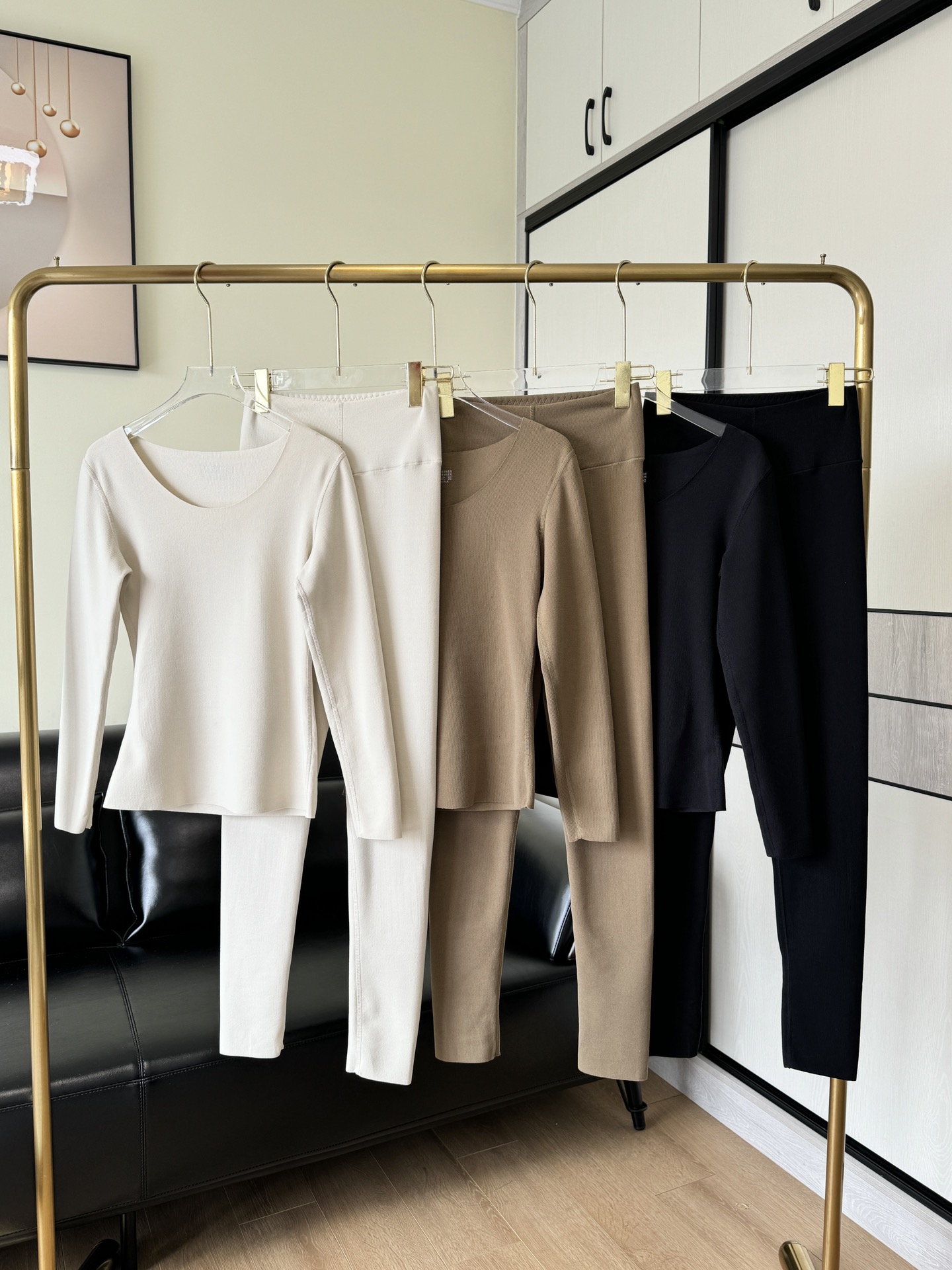 NO:605210,——The new MaxMara seamless double-sided brushed thermal suit has high temperature and thickness without being bulky!  A must-have item for autumn and winter, like wearing a warm baby!  Extremely slim!  So light!  Great warmth!  When you put it on, it feels like a small stove and your whole body is warm. People who are afraid of the cold can really enter it with their eyes closed!  Unlock the comfortable feeling in cold winter, double thermal patches to protect the palace and waist, thoughtful design, seamless tailoring, high rebound and slim fit, I really love it!  It can be worn in both the south and the north, especially in the north. It can be worn as a top or base layer in a heated room. The invisible neckline design is really amazing. Available in three colors: black, cream, and brown. M size is suitable for 90 to 105 catties. L size is suitable for 105 to 120 catties. XL size is suitable for 120 to 135 catties. There are three sizes.,,alexander wang19860909——新品MaxMara无痕双面磨毛保暖套装 温度,厚度 不臃肿！ 秋冬必备单品,像把暖宝宝穿身上！ 巨显瘦！巨轻盈！巨保暖！ 穿上就跟个小火炉一样全身都暖乎乎的 怕冷星人真的可以闭眼入的一款！ 解锁寒冬舒适体感,双重保暖贴片护宫护腰,贴心的设计无痕剪裁,高回弹修身版型,真爱呀！ 南方北方都可以穿,特别是北方,暖气屋里当个上衣基础打底都可以穿,隐形领口的设计真的太赞了 黑色,奶肤,棕色三个颜色 M码合适90到105斤 L码合适105到120斤 XL码合适120到135斤体重 三个码数.,,alexander wang,Women's clothing