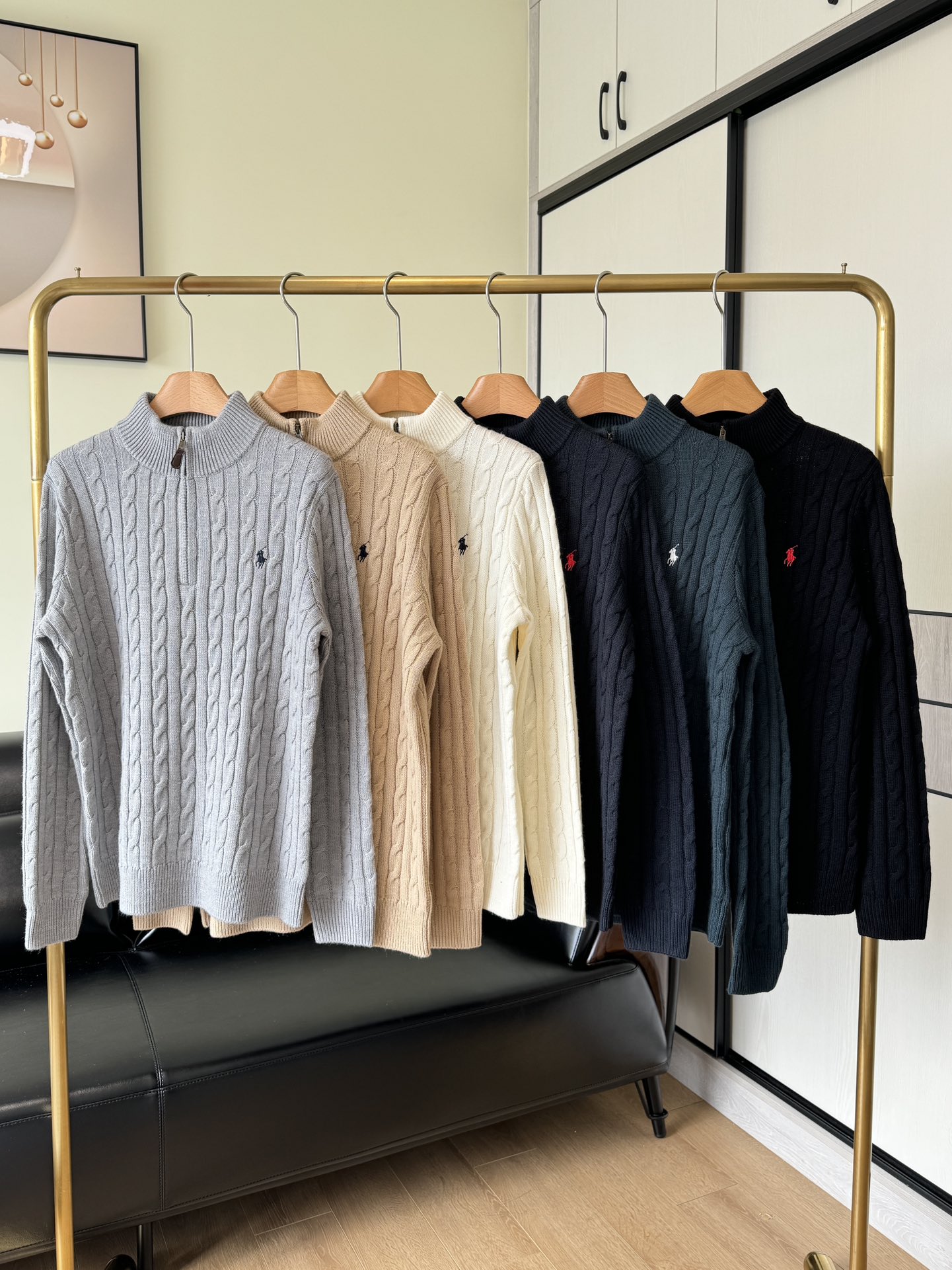 NO:578615,——ralphlauren/Ralph Lauren Men’s Half-zip Twist Knitted Sweater. The texture of the small twist does not feel too monotonous/the upper body is really tasteful. When worn, the whole body feels relaxed and looks good!  !  Made of 90% wool and 10% cashmere fabric, the texture and feel are great!  High warmth, delicate touch, heavy-duty twisted rope organization, and well-proportioned arrangement!  Three-dimensional and stylish cable-knot garments are tight and not easily deformed/the weaving method requires 2-3 times the labor cost and hours of ordinary sweaters!  Half-zipper design, the collar can be used as a stand-up collar or turned down, so you can easily get two styles~, and it doesn’t take any effort to match!  It’s easy to match, a simple pair of blue jeans will do. A simple set is very neat and good-looking, and it’s also very warm!  Size SML gray navy blue beige black khaki green 6 colors, loro piana, jeans, sweaters, alexander wang19860909——ralphlauren/拉夫劳伦 男款半拉链麻花针织衫 小麻花的纹理不会感觉太单调/上身真的太有品味穿上身就是一整个松弛感拿捏好看！！ 采用90羊毛10羊绒面料,质感和手感灰常棒！保暖度高,触感细腻,全件重工绞花扭绳组织,错落有致的排列！立体有型的绞花成衣紧致不易变形/织造方式是普通毛衣的2-3倍的工费和工时！ 半拉链设计,领子既可以做立领又可以翻下来,轻松get两种风格~,搭配上一点也不花心思！很容易搭配,一条简单的蓝色牛仔裤就行简简单单一套就很利落好看,保暖度又很够！ 码数SML 灰色 藏蓝 米白 黑色 卡其 绿色6个色,,loro piana,jeans,sweaters,alexander wang,Women's clothing